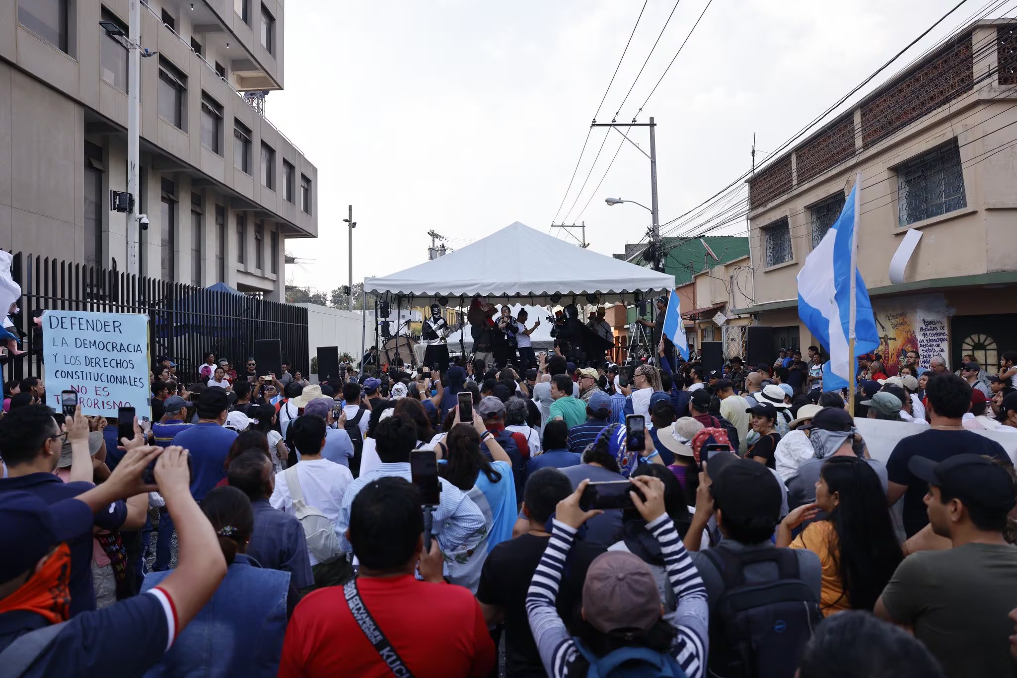 El evento incluyó la instalación de una tarima y la presencia de una imitadora, cuya actuación parodió la salida de Porras y generó risas y ovaciones (Cortesía: Diario De Centro América)