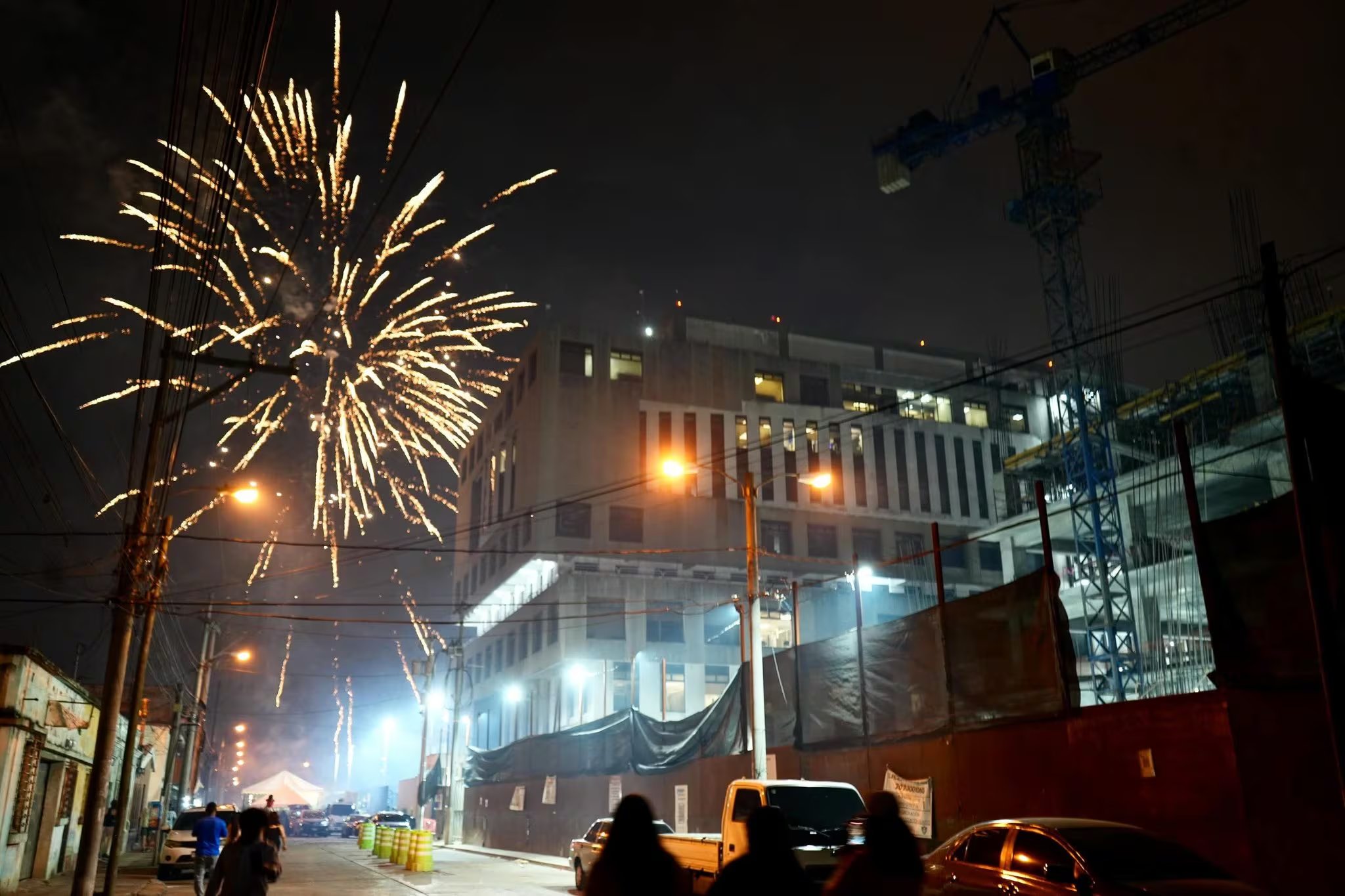 La celebración se extendió hasta altas horas de la noche, con fuegos artificiales que iluminaron el cielo sobre el Ministerio Público.(Cortesía: Kenneth Monzón🇬🇹)
