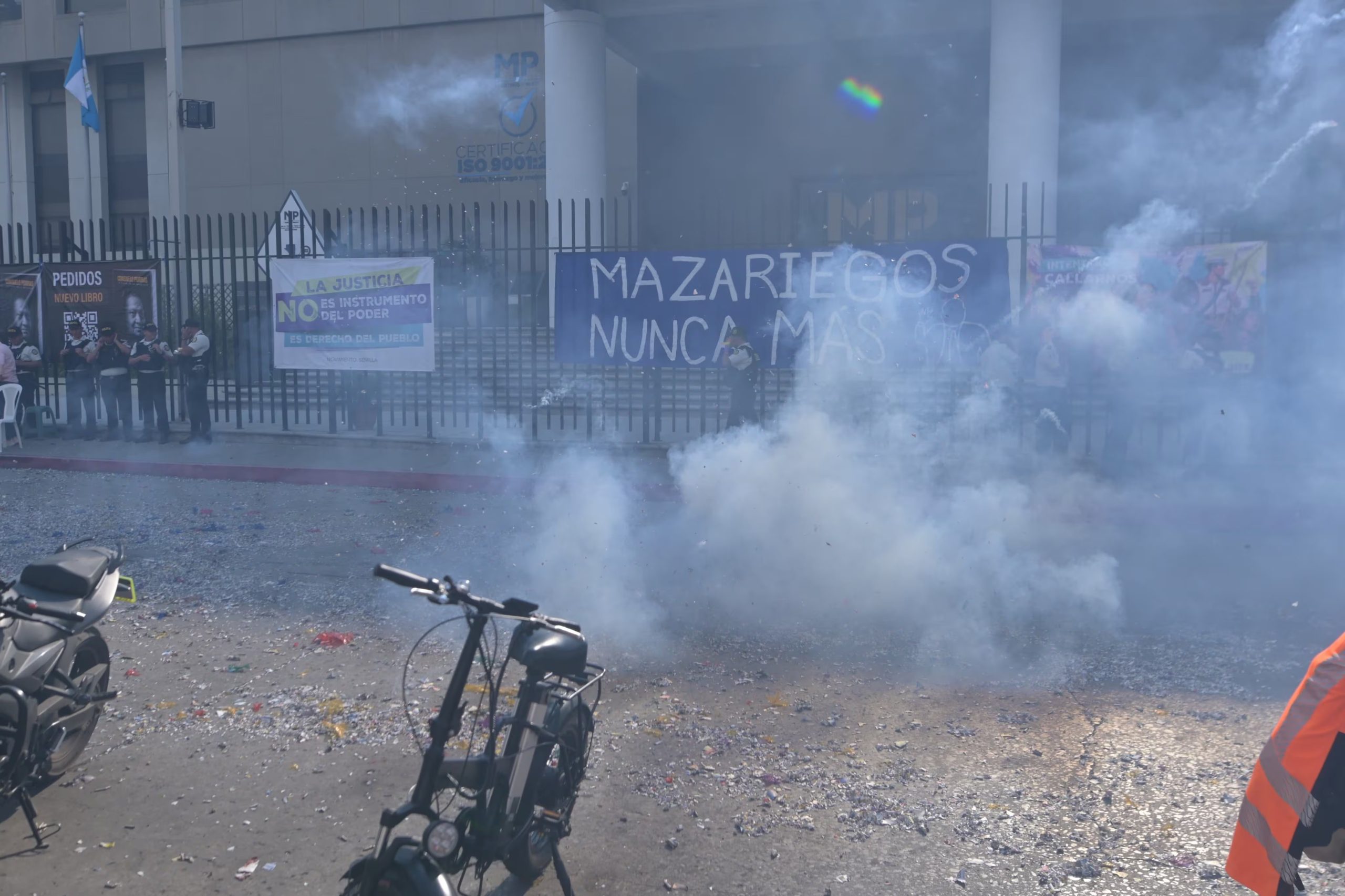 Manifestantes lanzaron fuegos artificiales, colocaron mantas con mensajes como “Mazariegos nunca más”, en alusión al rector de la Universidad de San Carlos, USAC. (Cortesía:)