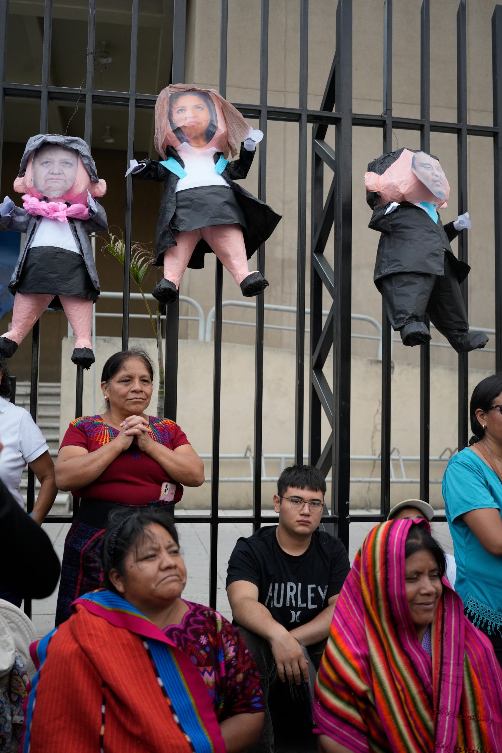 Personas celebran la salida de Consuelo Porras del Ministerio Público este sábado, en Ciudad de Guatemala. (EFE/ Danilo Ramírez)
