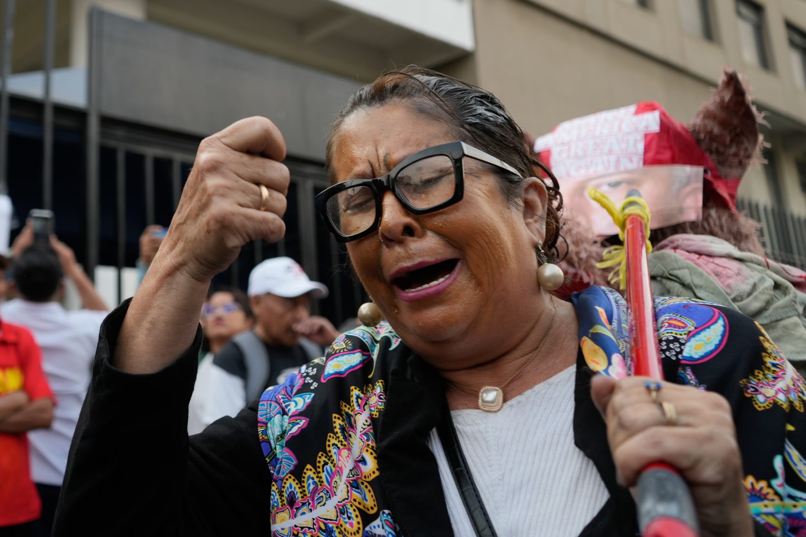 Nelly Marroquin, caracteriza a Consuelo Porras, durante el festejo por la salida de Porras del Ministerio Público este sábado, en Ciudad de Guatemala. (EFE/ Danilo Ramírez)
