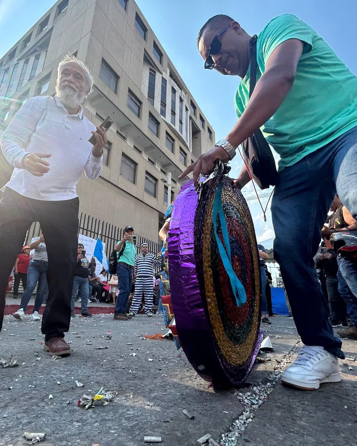 En la vía pública, los asistentes desplegaron una ametralladora de cien metros y recibieron la llegada de mariachis, quienes acompañaron la celebración con música. (Cortesía: Emisoras Unidas)
