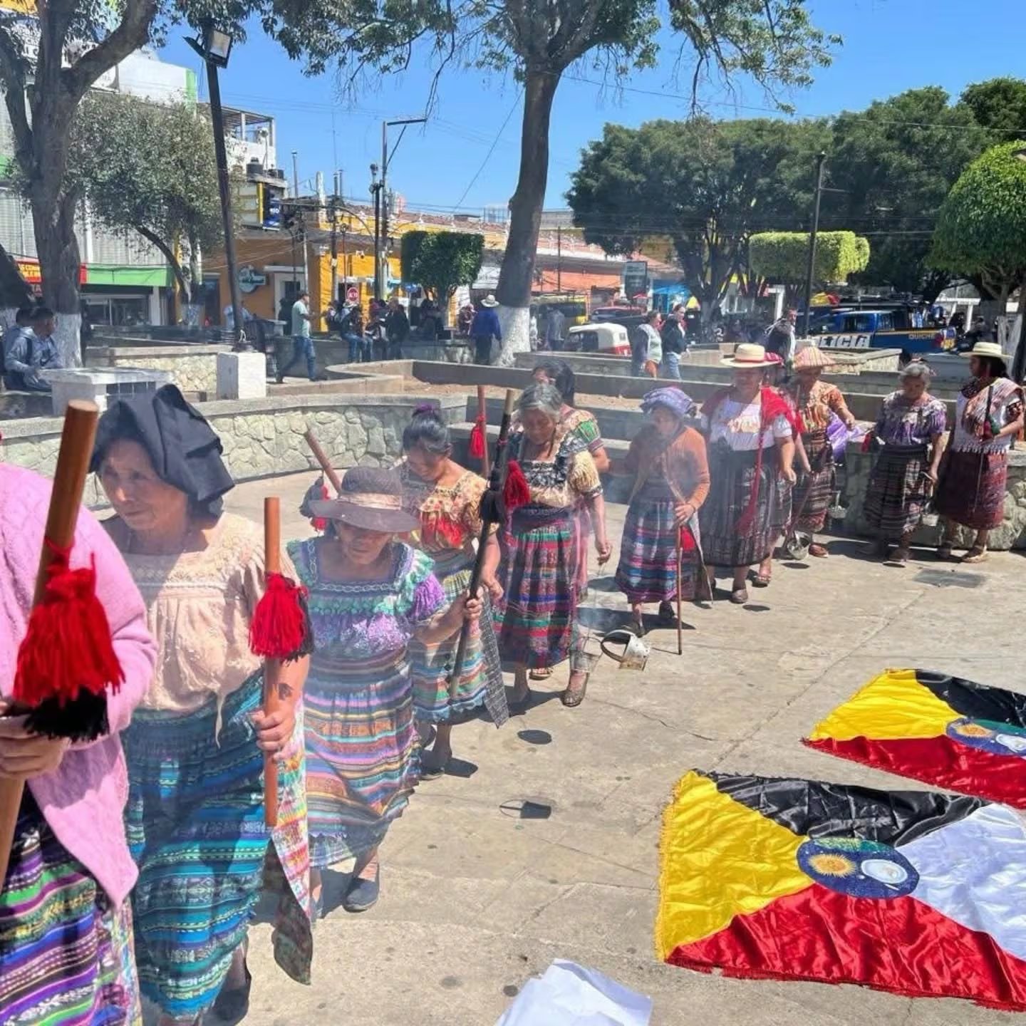 La jornada también incluyó una ceremonia ancestral organizada por integrantes del Consejo de Pueblos K’iche’s realizada en el parque de Santa Cruz del Quiché. (Cortesía: Prensa Comunitaria)