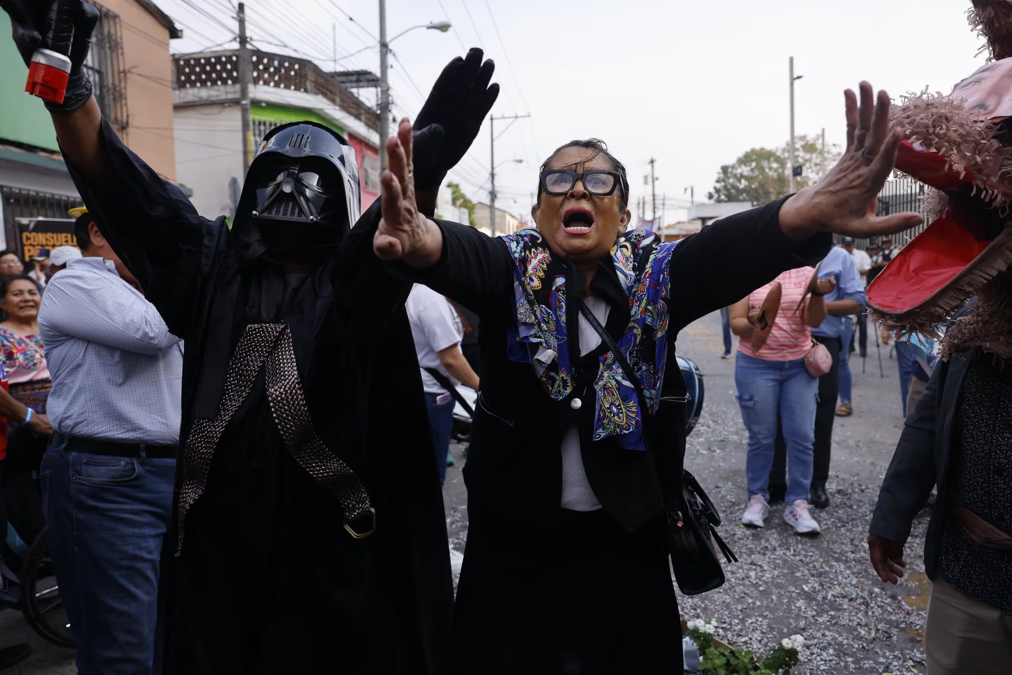 Nelly Marroquín se robó el show durante la celebración al interpretar una parodia de Consuelo Porras, generando risas y aplausos entre los asistentes frente al Ministerio Público. (Cortesía: Diario De América Central)