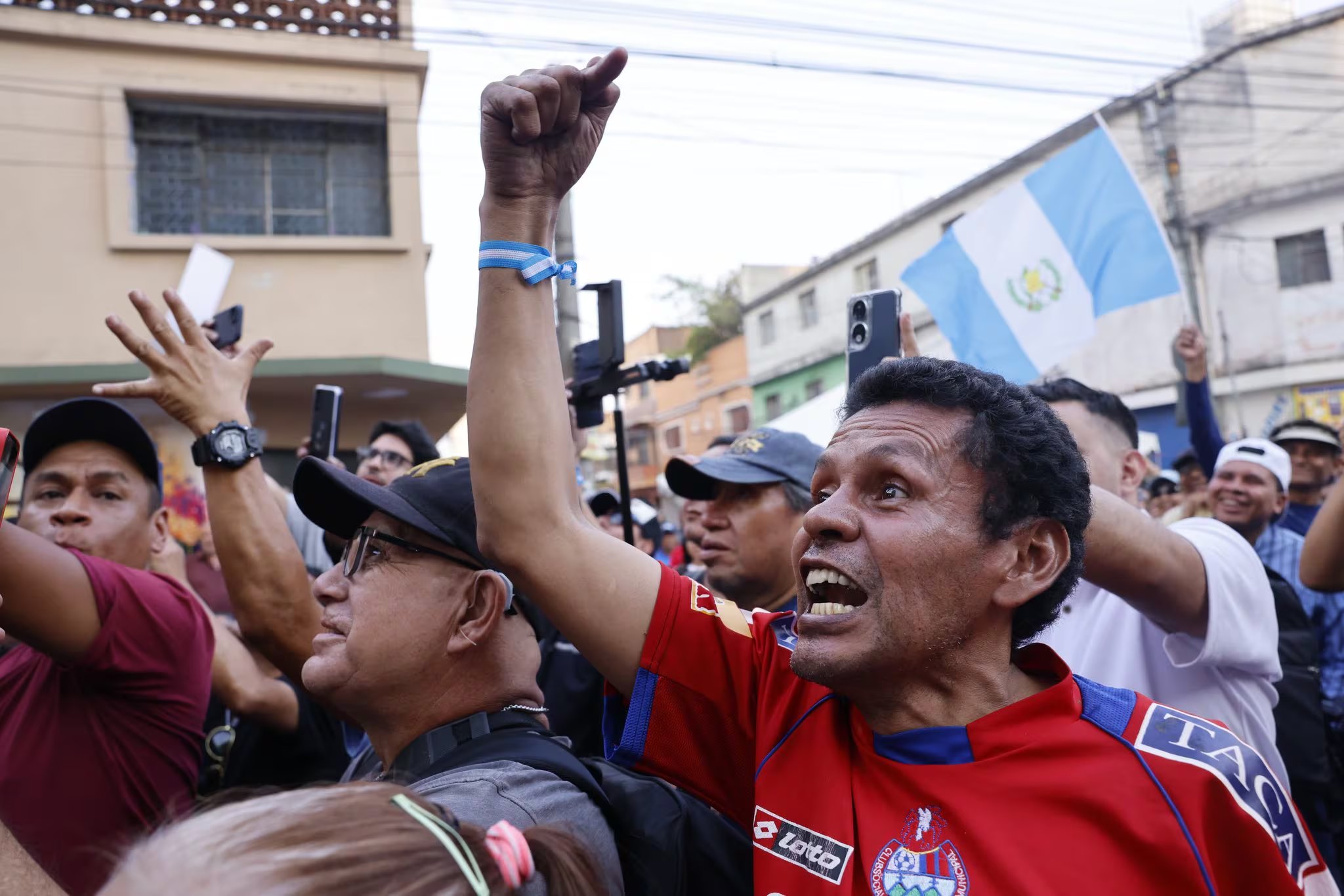 Cientos de personas de distintos sectores sociales participaron en la concentración frente al Ministerio Público, pidiendo cambios y mayor vigilancia ciudadana. (Cortesía: Diario De América Central)