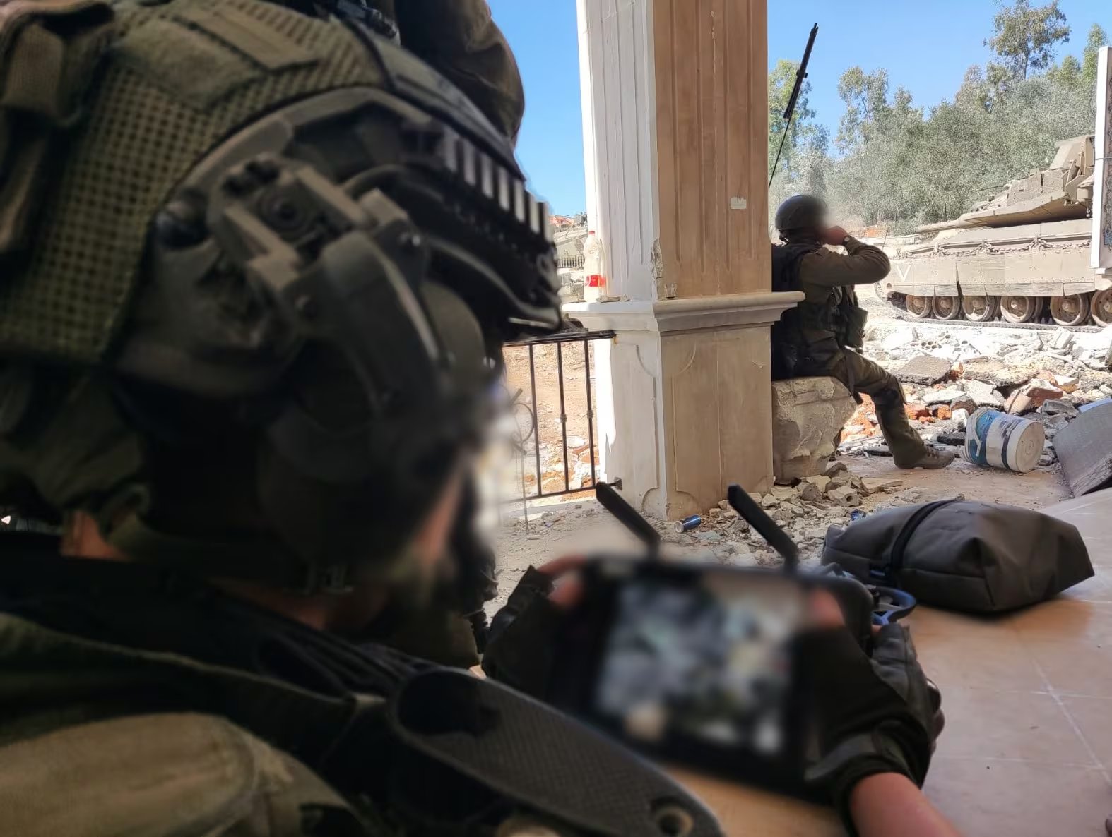 Soldados de la Unidad 636 del Ejército de Israel dirigiendo los drones que eliminaron terroristas en el sur del Líbano