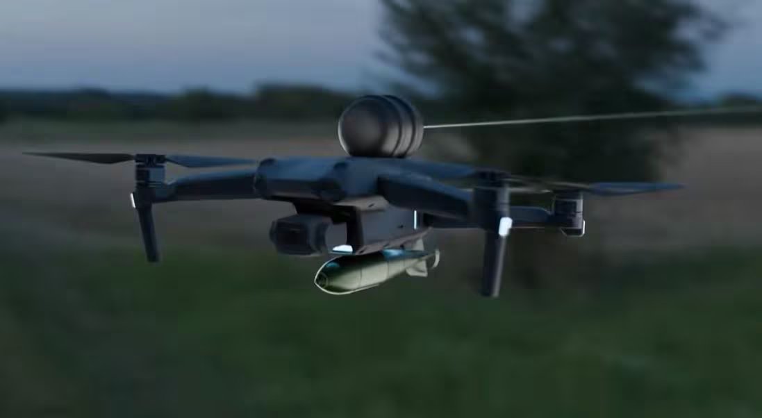 Ilustración de un drone conectado con fibra óptica (BFBS Forces News)