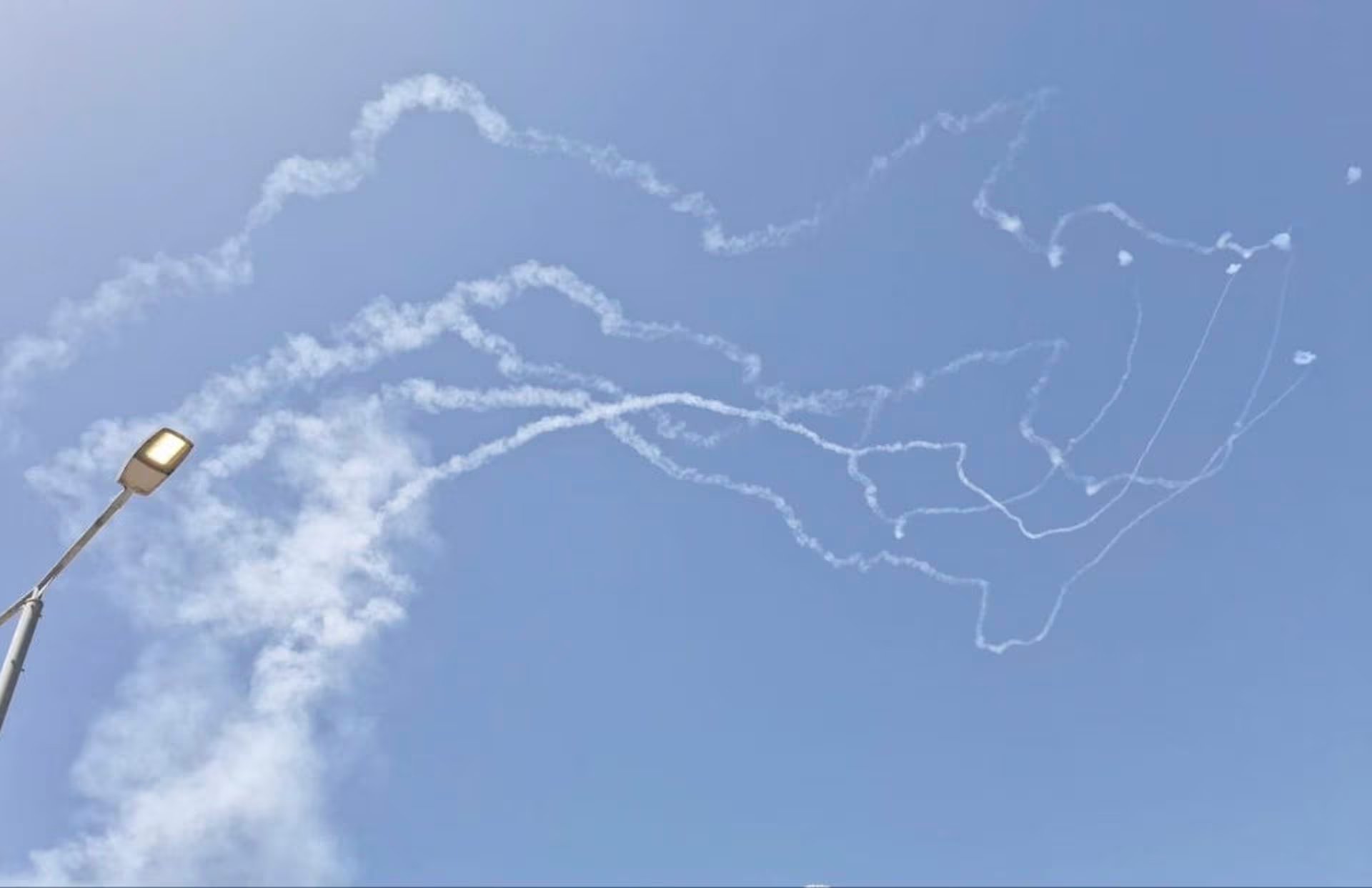 Esta foto publicada en redes sociales muestra sistemas de defensa aérea israelíes desplegados para interceptar misiles en el norte de Israel (Europa Press/Archivo)
