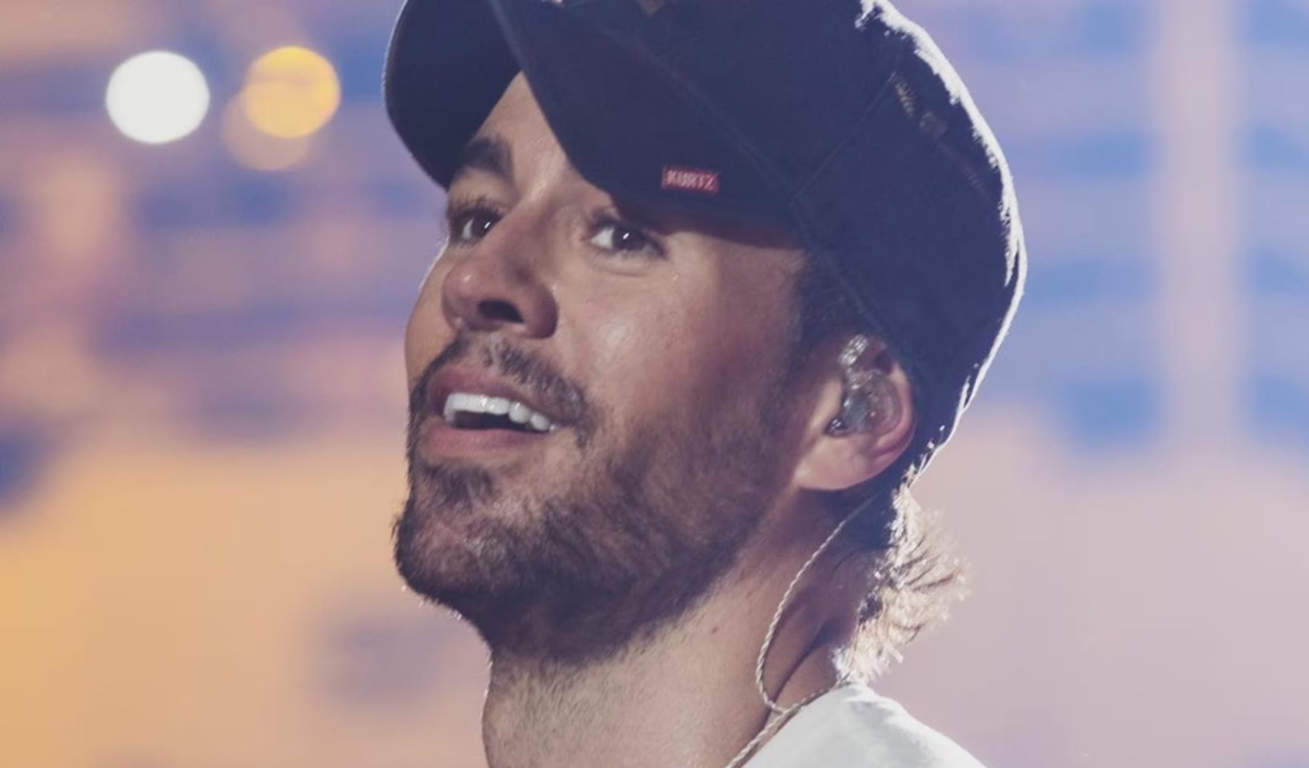 Fue uno de los artistas convocados a participar en el programa cuando se carrera iba en ascenso - crédito @enriqueiglesias/IG