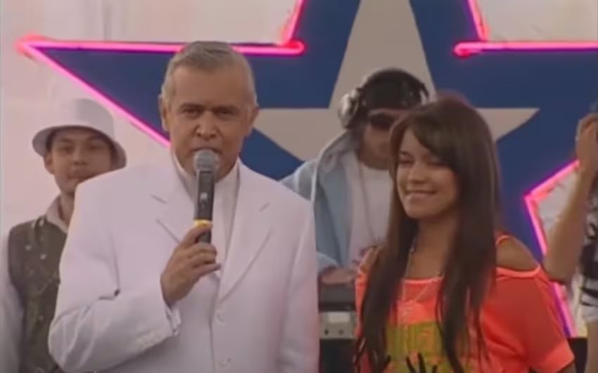 Karol G recibió la patadita de la buena suerte en el programa de Jorge Barón - crédito Jorge Barón/YouTube