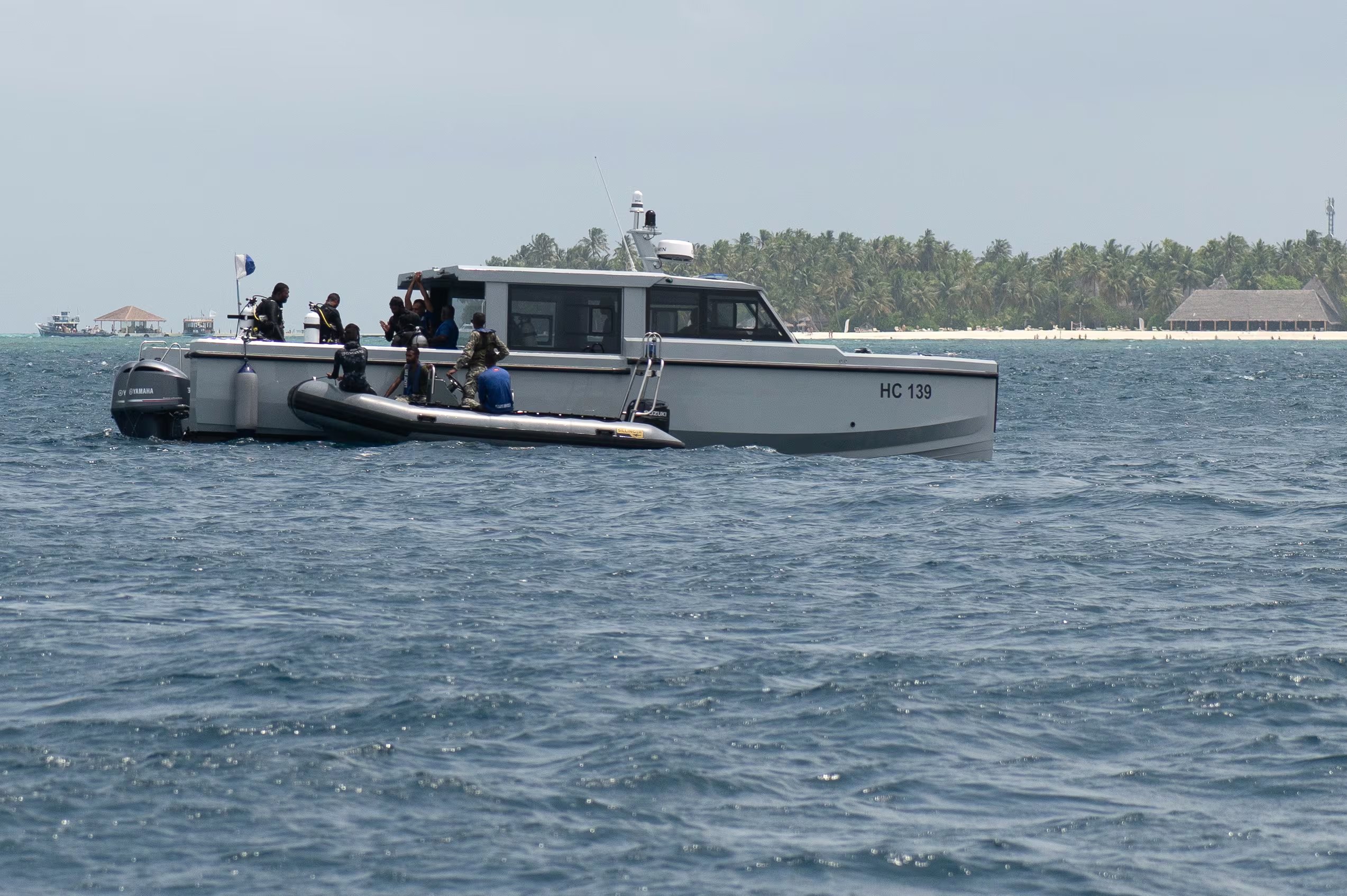 Un buzo de la Fuerza de Defensa Nacional de Maldivas (MNDF) falleció este sábado mientras participaba en las labores de rescate de los cuerpos de los cuatro turistas italianos desaparecidos desde el pasado jueves cuando buceaban en cuevas a más de 50 metros de profundidad en el atolón de Vaavu. EFE/EPA/SOPHIA NASIF
