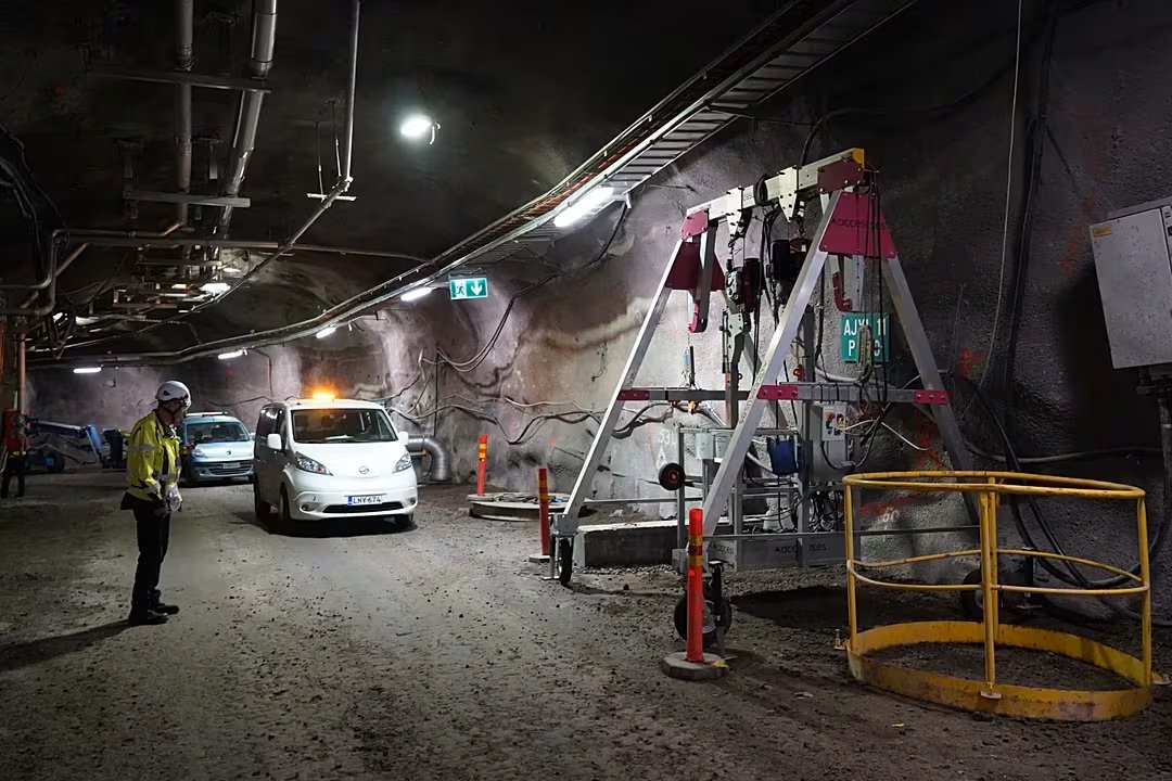 La apertura de esta infraestructura, resultado de una inversión de mil millones de euros, responde a la necesidad de aislar materiales peligrosos por siglos (Derechos de autor AP Photo)
