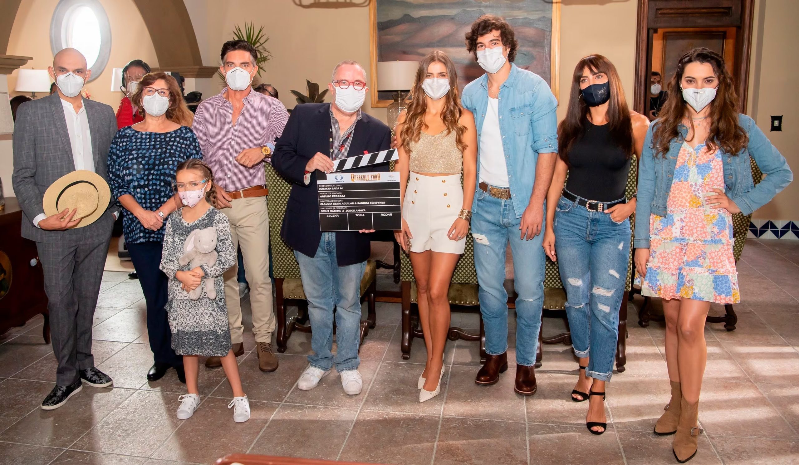 Fotografía cedida este miércoles por Televisa que muestra, de izquierda a derecha, a Rubén Branco, Olivia Bucio, Zoé Torres, Víctor González, Ignacio Sada, Michelle Renaud, Danilo Carrera, Sara Corrales y Scarlet Gruber. EFE/ Televisa /SOLO USO EDITORIAL /NO VENTAS
