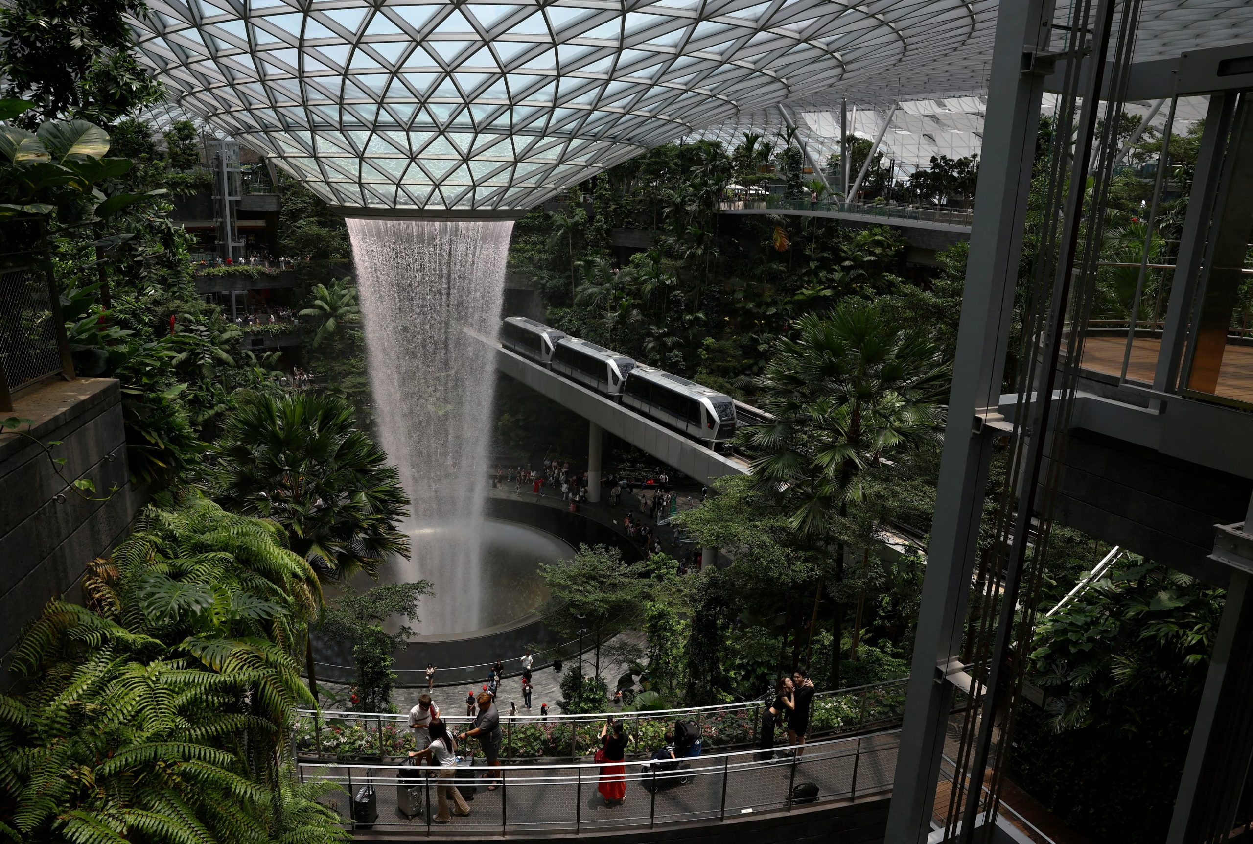 El Jewel Rain Vortex es la cascada interior más alta del mundo y se ha convertido en un emblema turístico de Singapur (REUTERS/Edgar Su/File Photo)