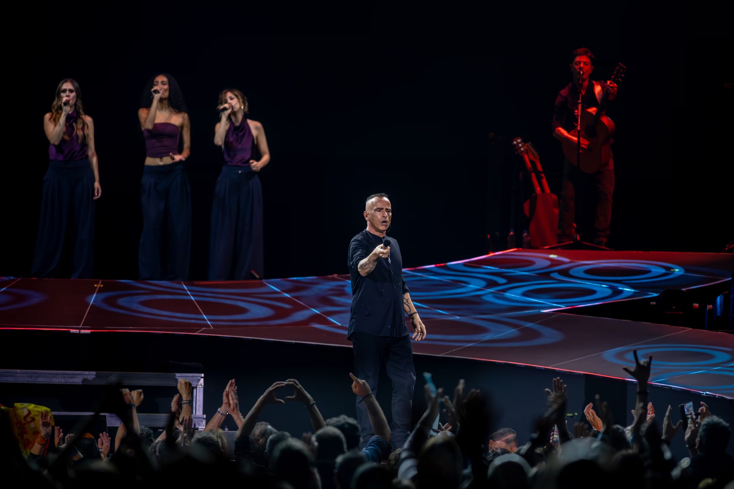 Eros Ramazzoti, este lunes en el Movistar Arena de Madrid en su ‘Una Historia Importante World Tour’. (Ricardo Rubio/Europa Press)