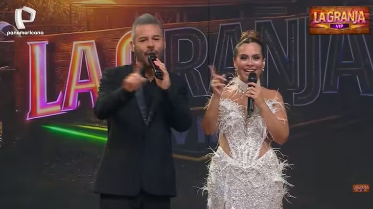 Los presentadores del programa La Granja VIP animan el escenario donde ocurrió el controversial error que mostró la presunta eliminación anticipada de Pamela López, generando revuelo entre los televidentes.
