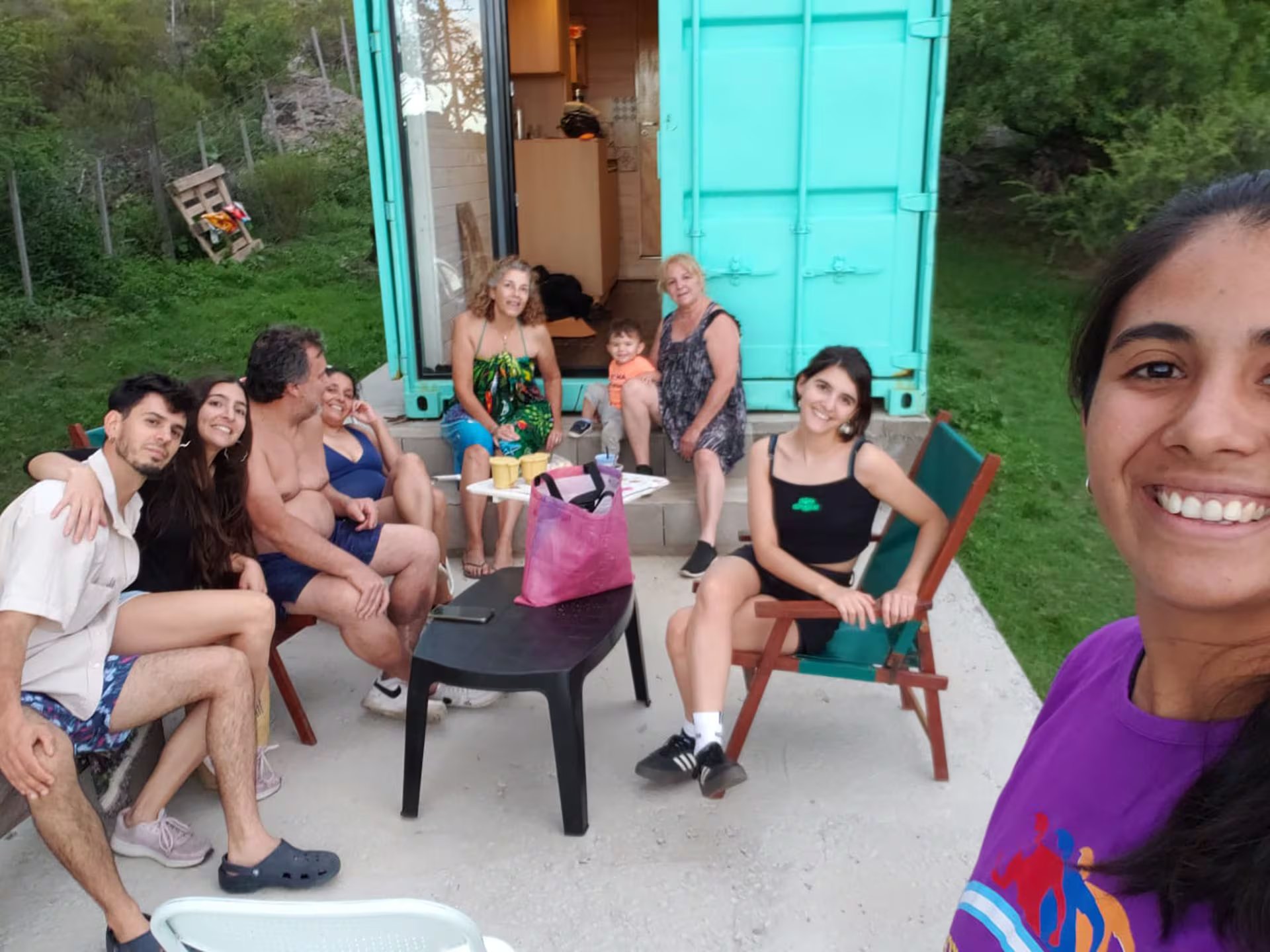 A pesar de que la casa solo puede hospedar a tres personas, cada vez que viaja su familia lleva carpas para armar en el terreno
