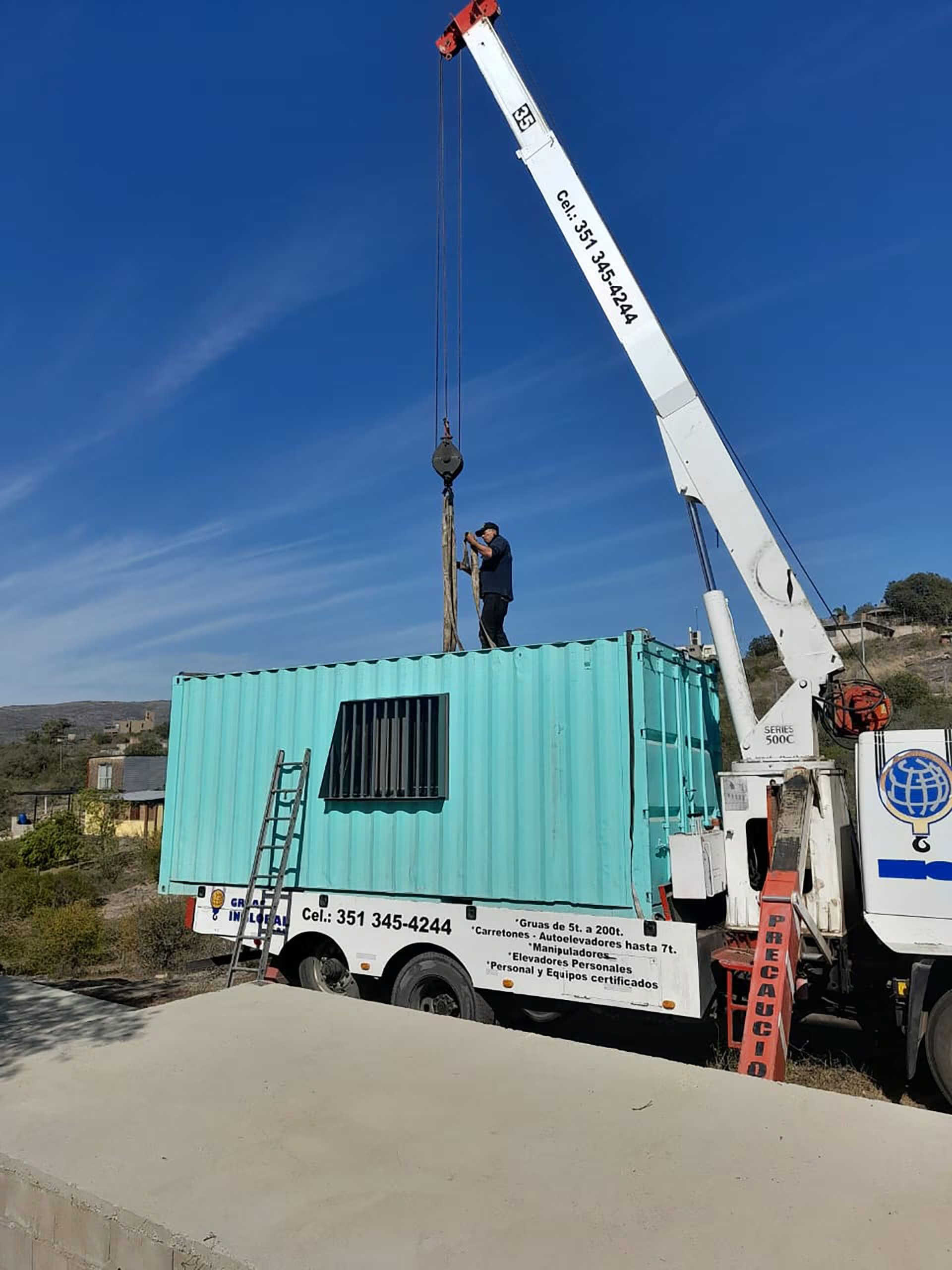 El mini container fue llevado en un grúa desde Villa Belgrano hasta Tanti
