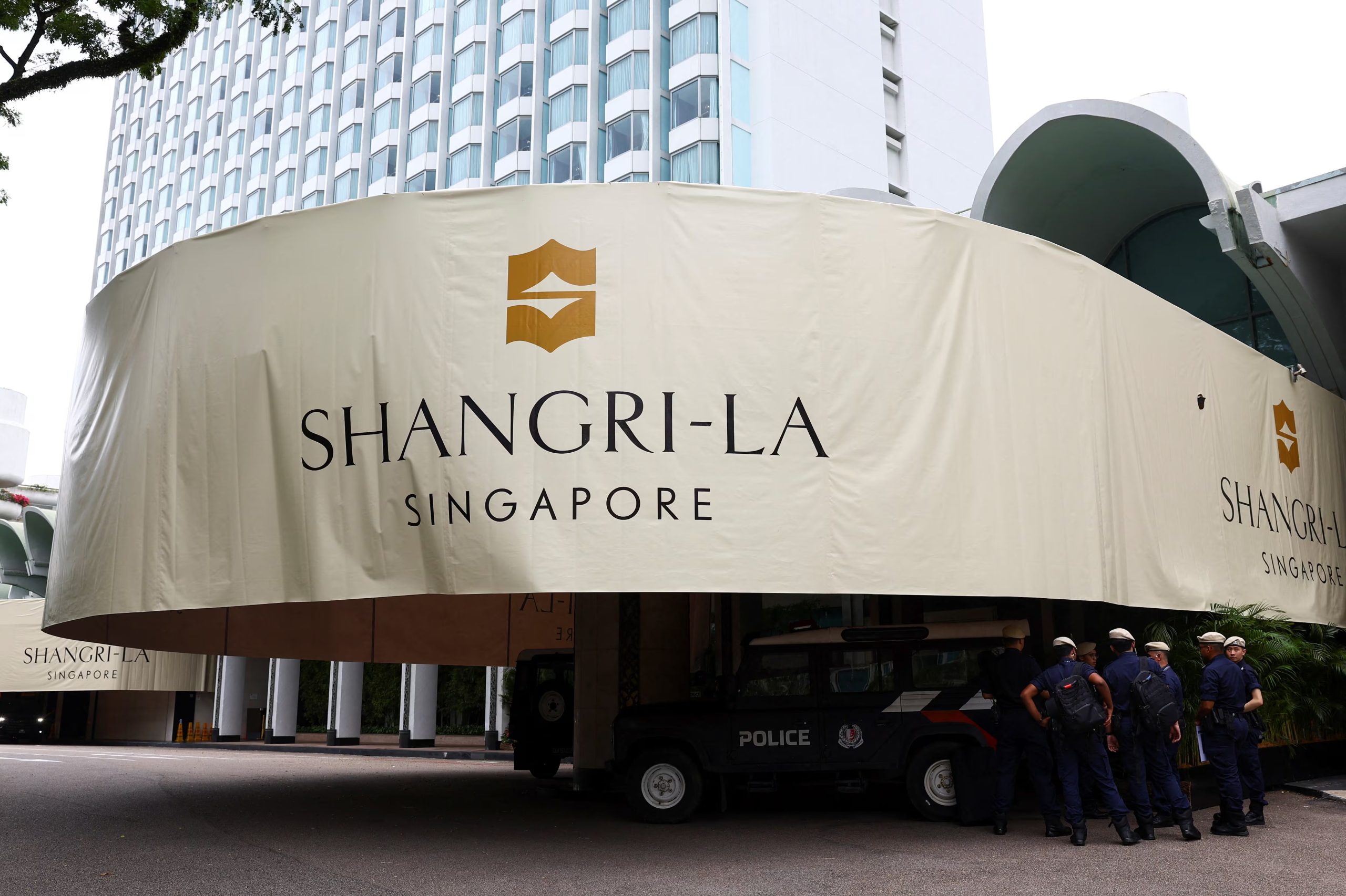Agentes de policía montan guardia en los exteriores de donde se celebra la cumbre de seguridad del IISS Diálogo de Shangri-La, en Singapur (REUTERS/Edgar Su)