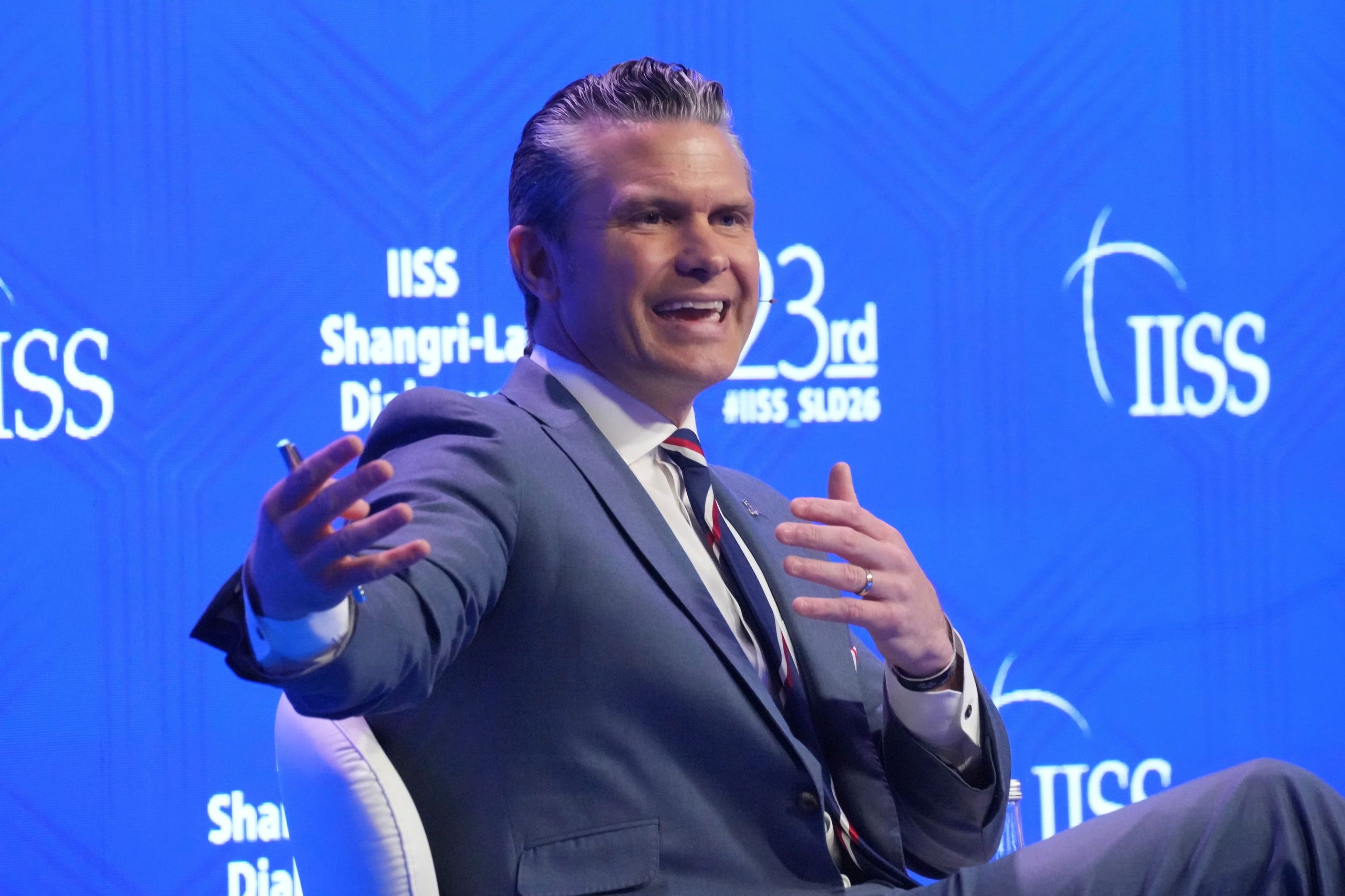 El secretario de Defensa de Estados Unidos, Pete Hegseth, durante un discurso en el foro anual de defensa y seguridad para Asia, Shangri-La Dialogue, el sábado 30 de mayo de 2026, en Singapur (AP Foto/Achmad Ibrahim)