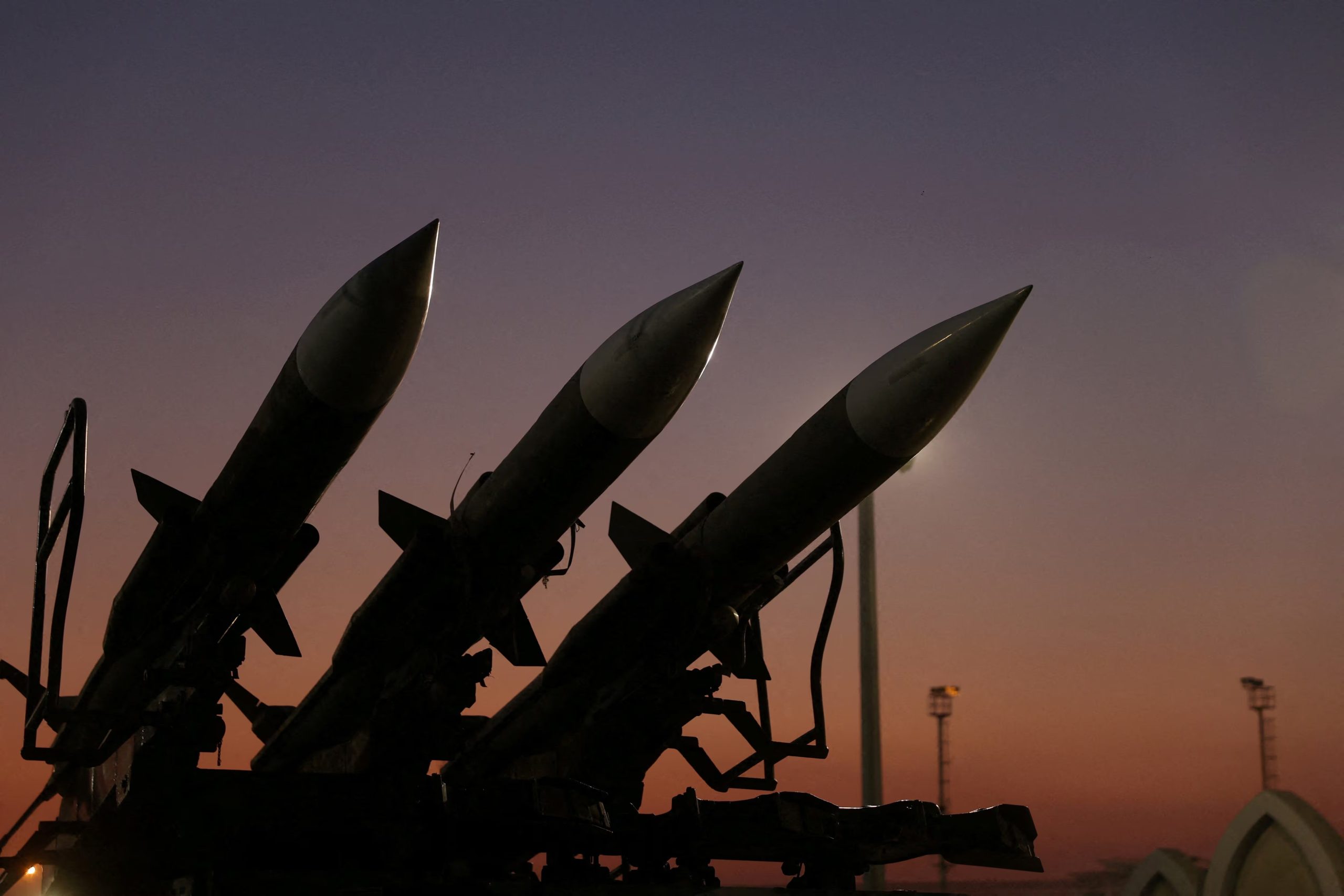 La emisora estatal iraní IRIB informó que la Guardia Revolucionaria lanzó un ataque contra una base estadounidense en Kuwait “que sirvió como origen del ataque”, en represalia por los bombardeos contra territorio iraní 