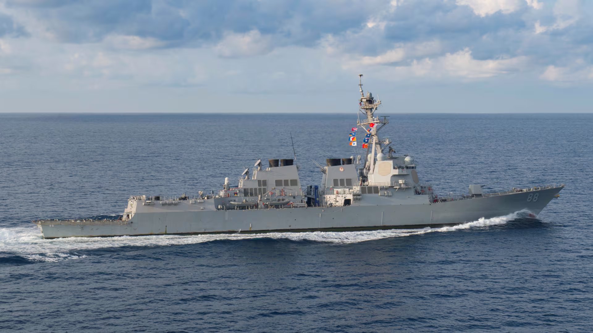 El arma láser HELIOS, integrada al USS Preble, logra derribar drones con un solo disparo y también actúa como sensor de precisión dentro del sistema de combate Aegis (REUTERS)