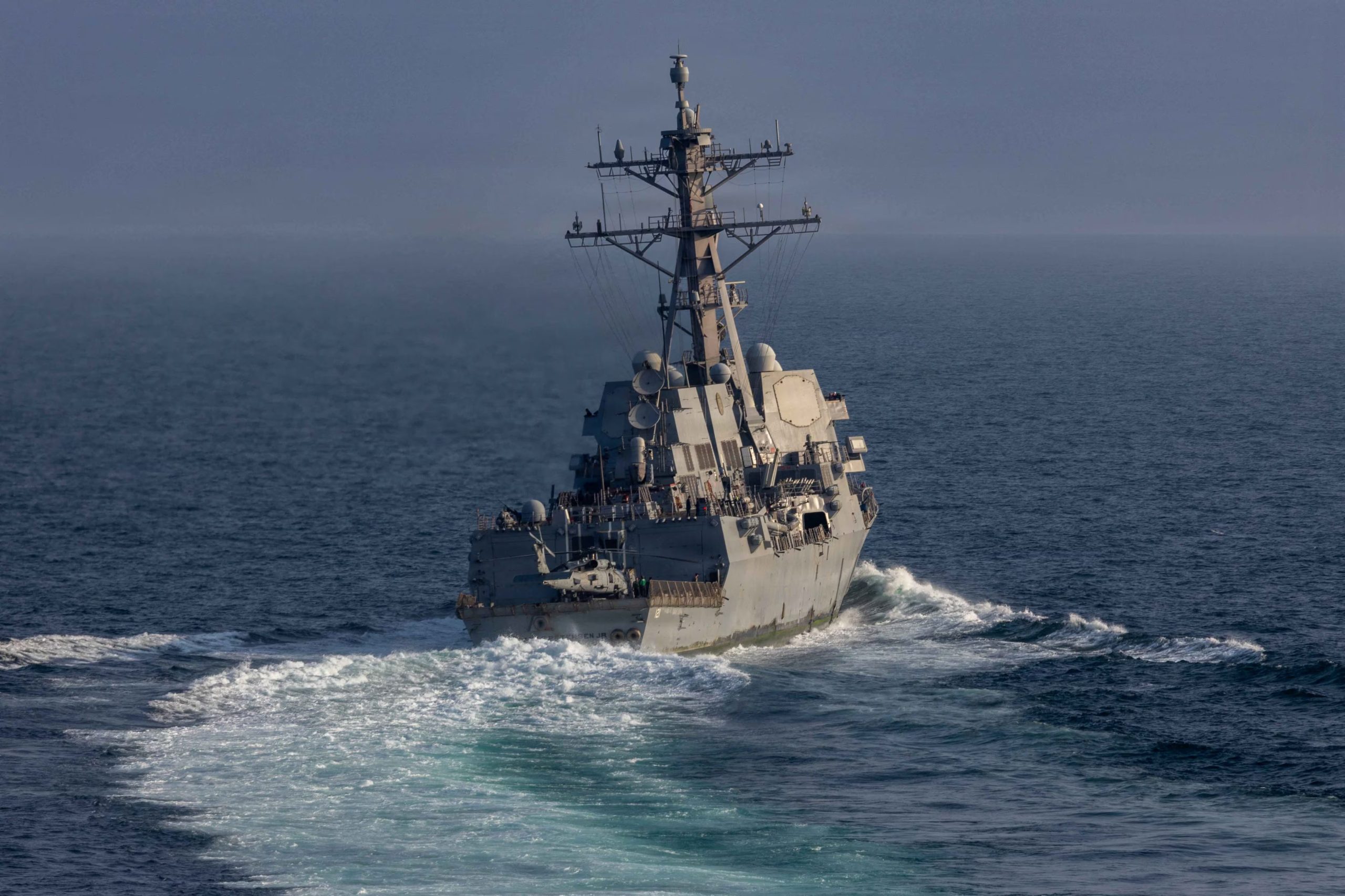 La eficiencia de las armas láser de la Marina de EE.UU. radica en que cada disparo cuesta entre cinco centavos y quince dólares, transformando la economía del gasto militar (U.S. Navy/Handout via REUTERS)