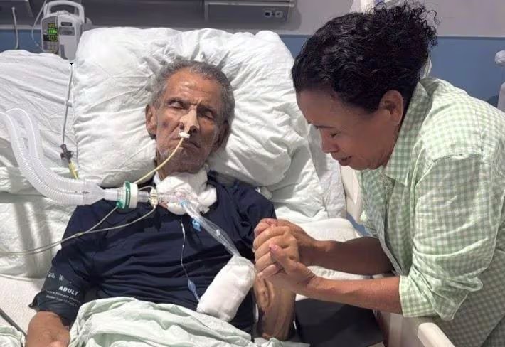 La esposa de Brooklyn Rivera sostiene su mano mientras el líder indígena miskito permanece hospitalizado en estado delicado en Nicaragua (Associated Press)