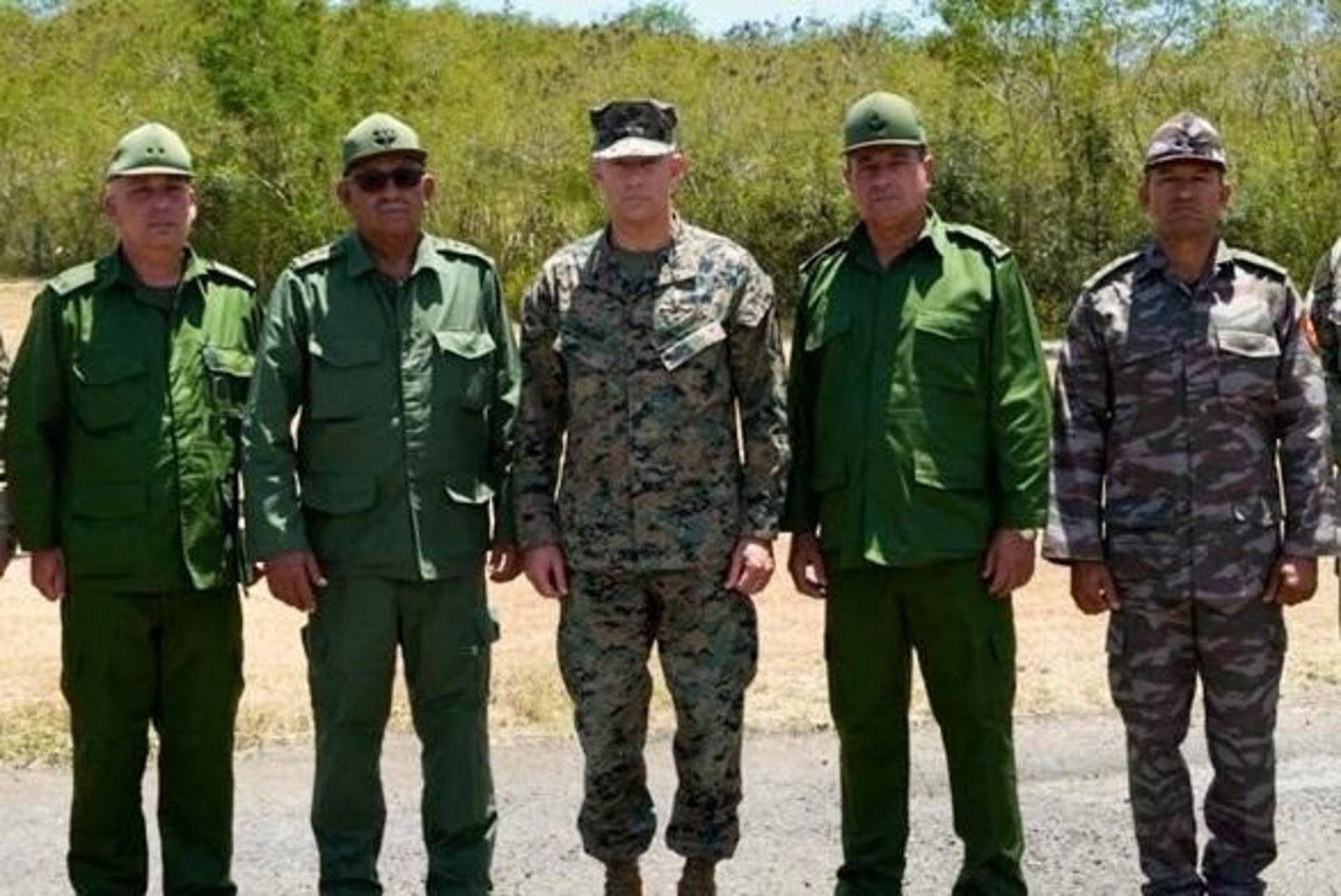 El comandante del SOUTHCOM, Francis L. Donovan, se reunió el viernes con el general Roberto Legrá Sotolongo, primer viceministro del Jefe del Estado Mayor General, y otros altos mandos del ejército cubano en Guantánamo (@SOUTHCOM)