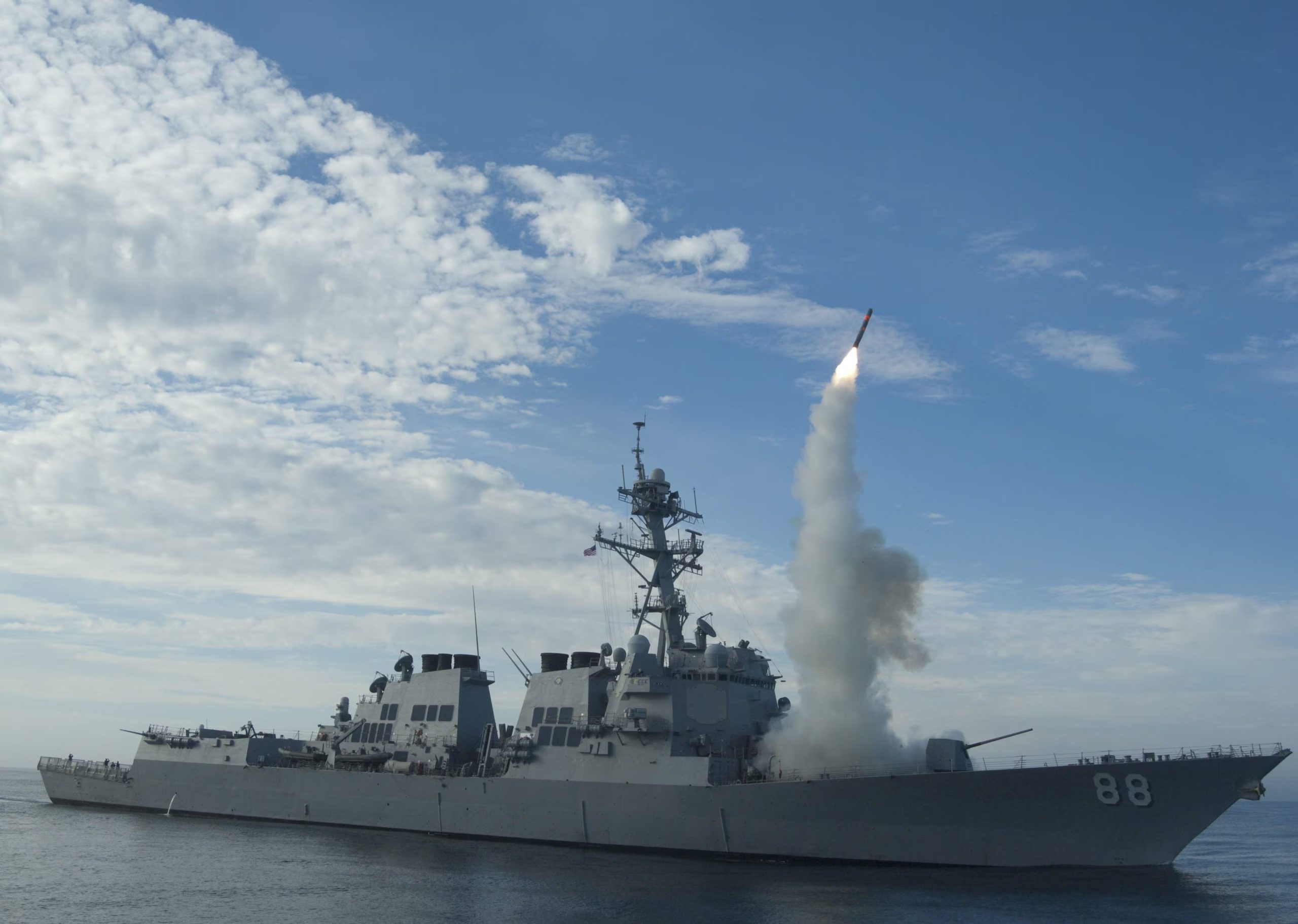 Fotografía de archivo cedida por la Marina de los Estados Unidos, en la que se observa al destructor USS Preble (DDG 88) al lanzar un misil de crucero Tomahawk 
