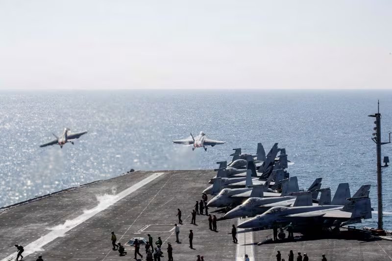 Dos cazas F/A-18 Super Hornet despegan desde el portaaviones USS Abraham Lincoln durante una operación militar de Estados Unidos vinculada al conflicto con Irán (REUTERS/Archivo)