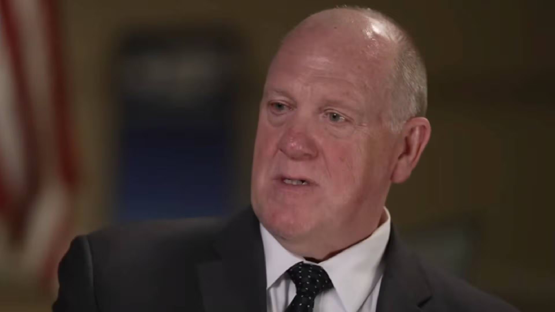 Tom Homan afirma que la nueva política migratoria estadounidense busca cumplir las leyes vigentes y acelerar la expulsión de personas con órdenes de deportación (CBS )