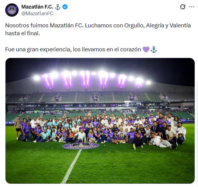 La fotografía grupal de jugadores en el estadio El Encanto simbolizó la unión y la gratitud entre el club y sus seguidores. (X/ @MazatlanFC)