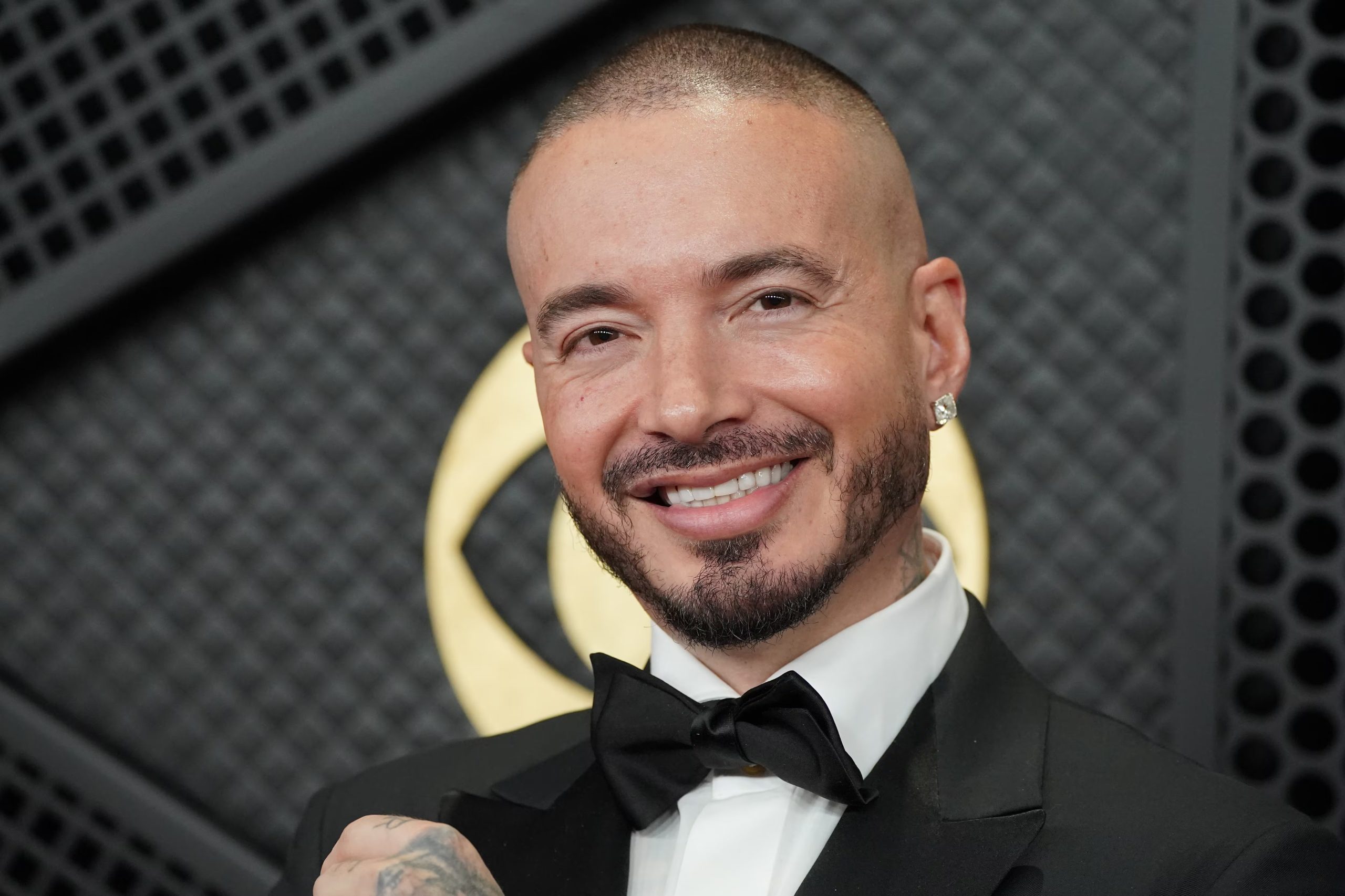 ARCHIVO - J Balvin llega a la 68.a edición anual de los Premios Grammy el domingo 1 de febrero de 2026 en Los Ángeles. (Foto Jordan Strauss/Invision/AP, archivo)