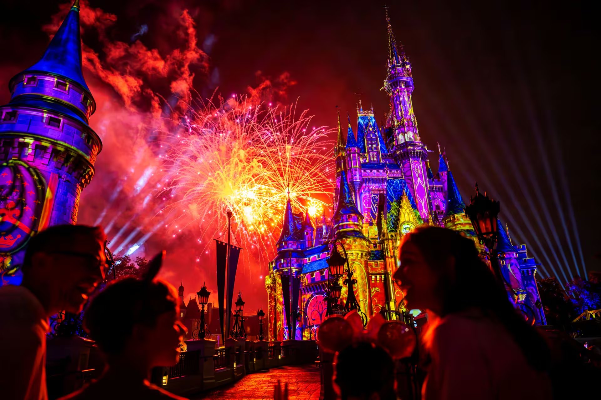 El día termina con Happily Ever After, espectáculo nocturno con fuegos artificiales y proyecciones sobre el castillo. 
(Cortesía © 2025 Disney. Todos los derechos reservados.)