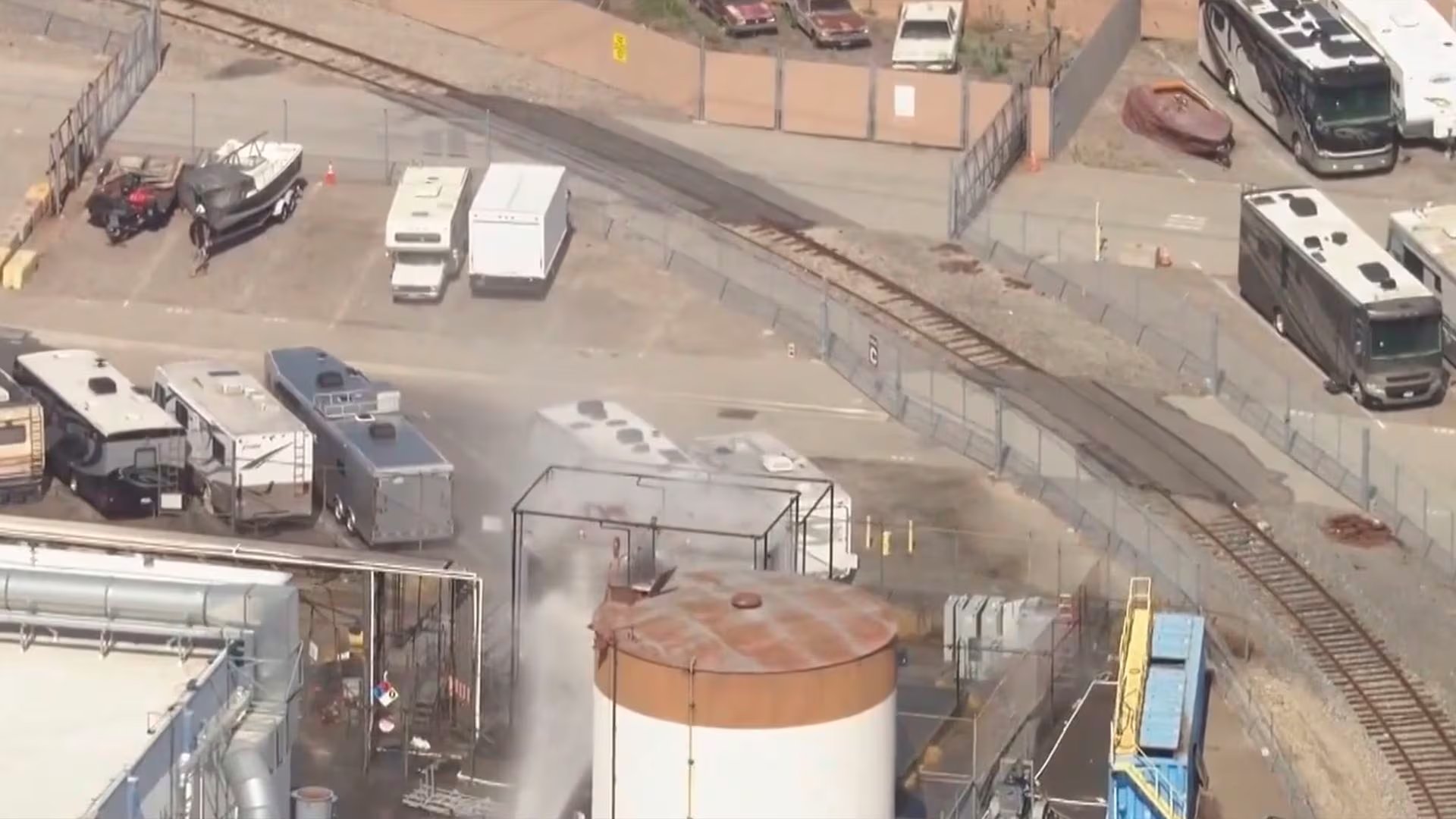 El tanque involucrado almacena 7.000 galones de metacrilato de metilo, un químico altamente inflamable y tóxico utilizado en la fabricación de plásticos (Captura de video)