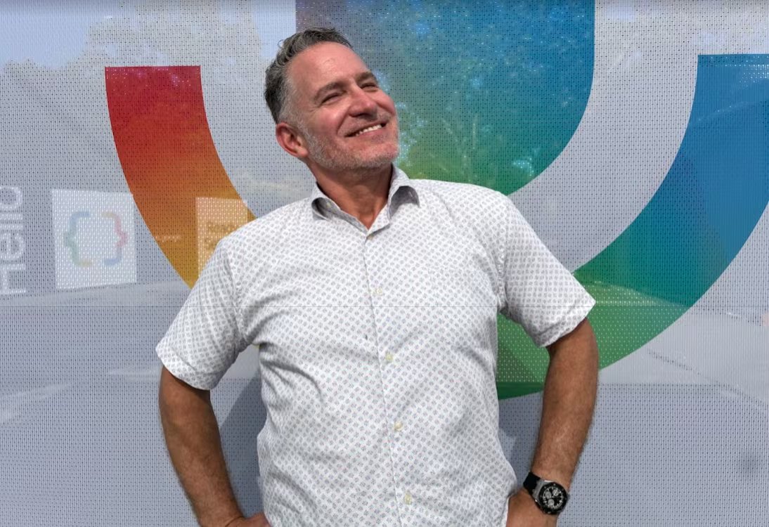 A pesar de liderar áreas críticas de Google, Phillips mantiene una visión aterrizada: 'No queremos reemplazar maestros, sino potenciar su labor'. Aquí, durante un momento de la entrevista donde bromeó sobre aprender español con ayuda de Gemini.