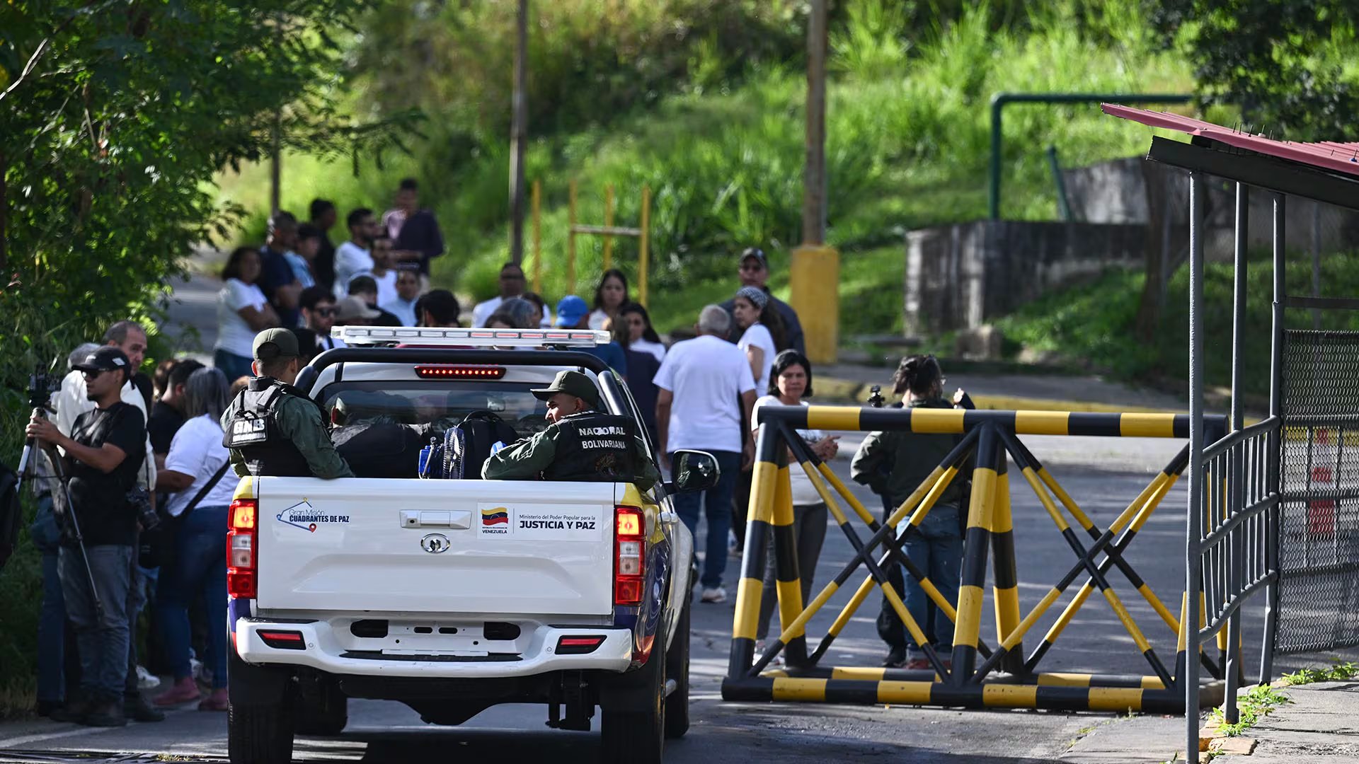 Familiares de presos hacen fila frente a la cárcel El Rodeo I en Guatire, estado Miranda, a unos 30 kilómetros al este de Caracas (Ronaldo Schemidt/Archivo/AFP)