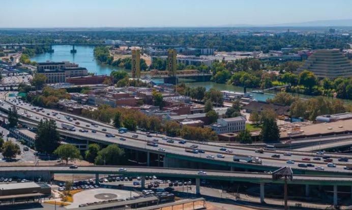 Sacramento sobresale como la ciudad con mayor crecimiento poblacional entre las 10 más habitadas de California, registrando un aumento del 1,3% en el último año (Freepik)