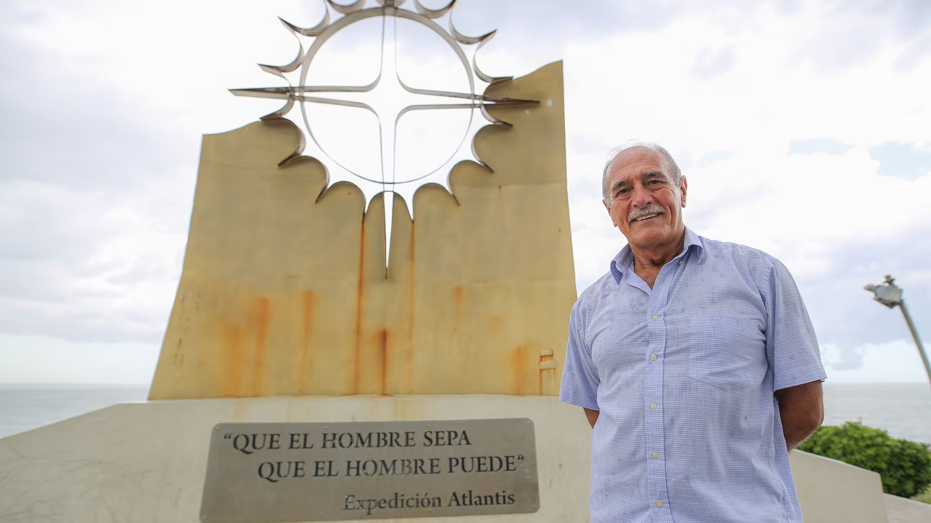 Alfredo Barrágan junto al monumento emplazado en Mar del Plata que recuerda la expedición Atlantis (Christian Heit)