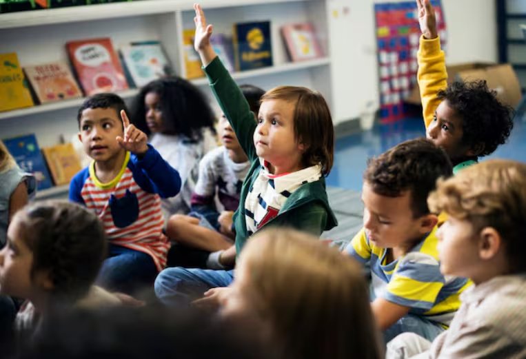 Los especialistas recomiendan que los niños realicen diferentes actividades y eviten periodos prolongados ante las pantallas. /(Freepik)