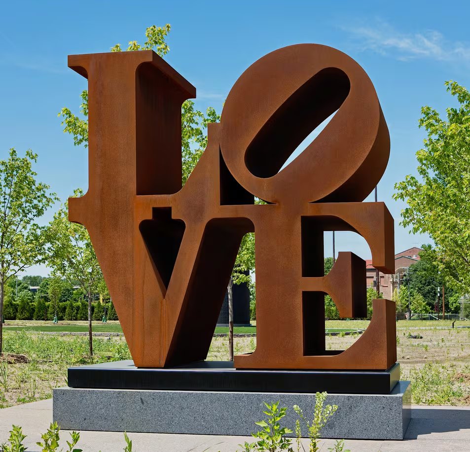 La demanda de Morgan Art Foundation incluyó varias versiones de la célebre escultura “LOVE”, con sus letras apiladas con la “O” inclinada