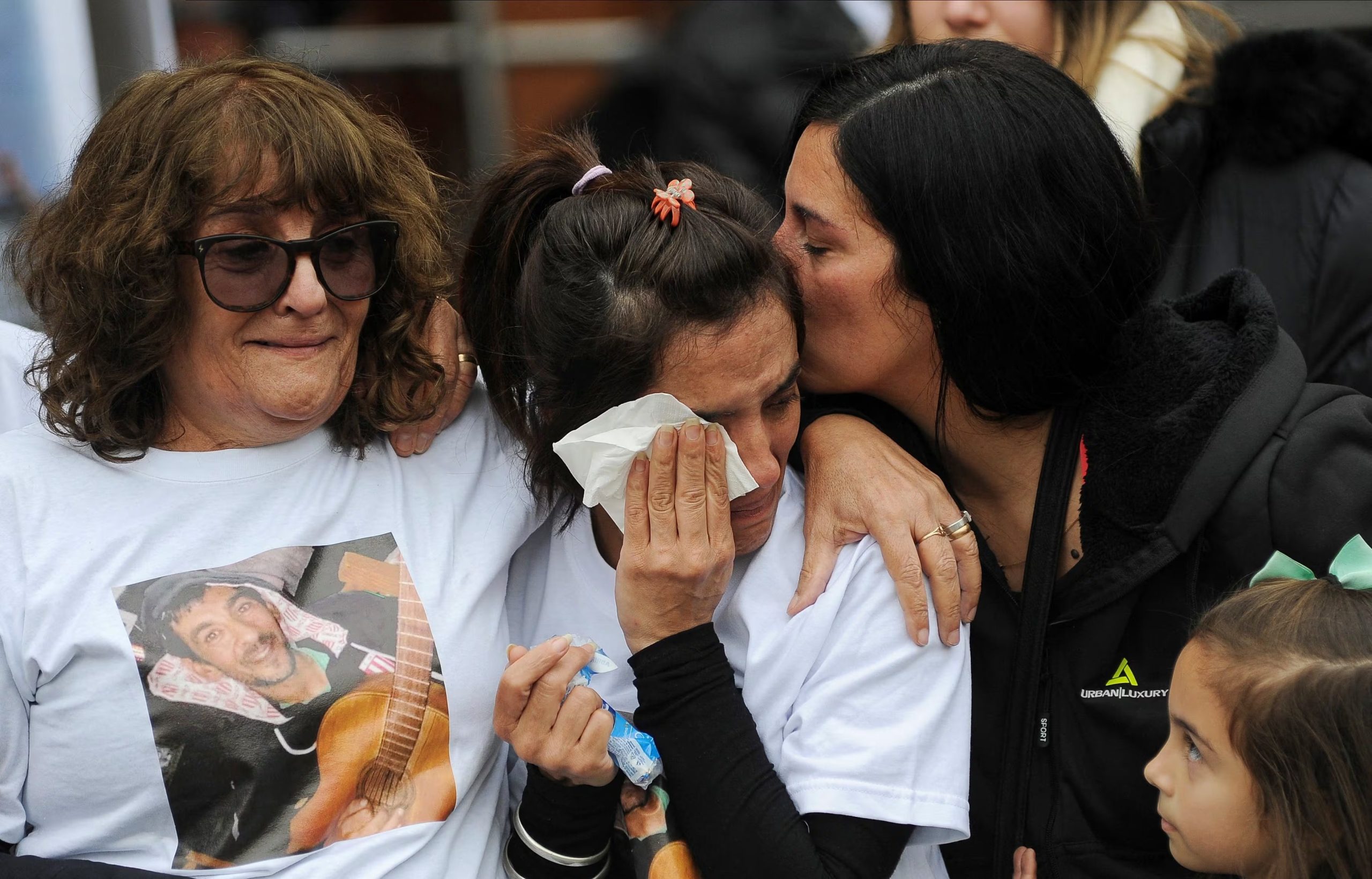 Familiares de las víctimas del fentanilo contaminado frente al Hospital Italiano de La Plata REUTERS/Dino Calvo