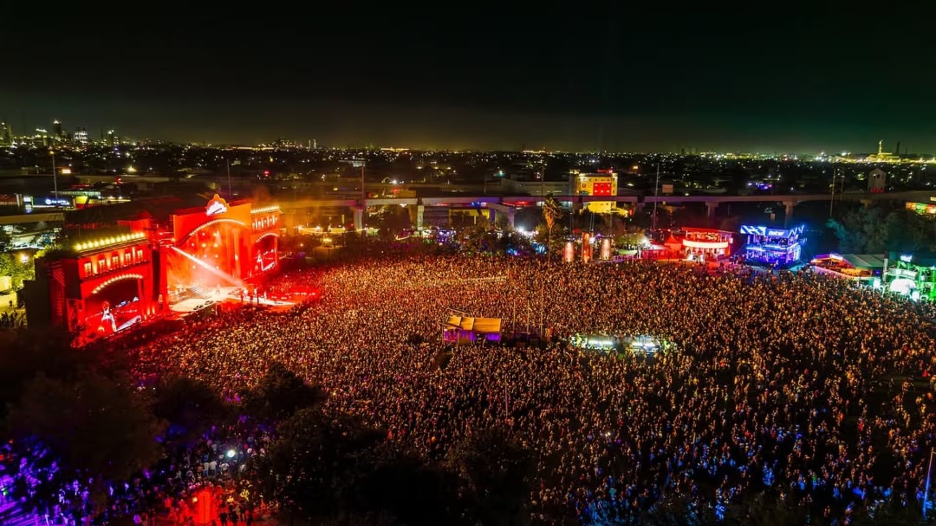 Miles de asistentes disfrutan del vibrante ambiente del Festival Arre en la Ciudad de México, con escenarios iluminados y una energía musical contagiosa. (Festival Arre: Instagram)