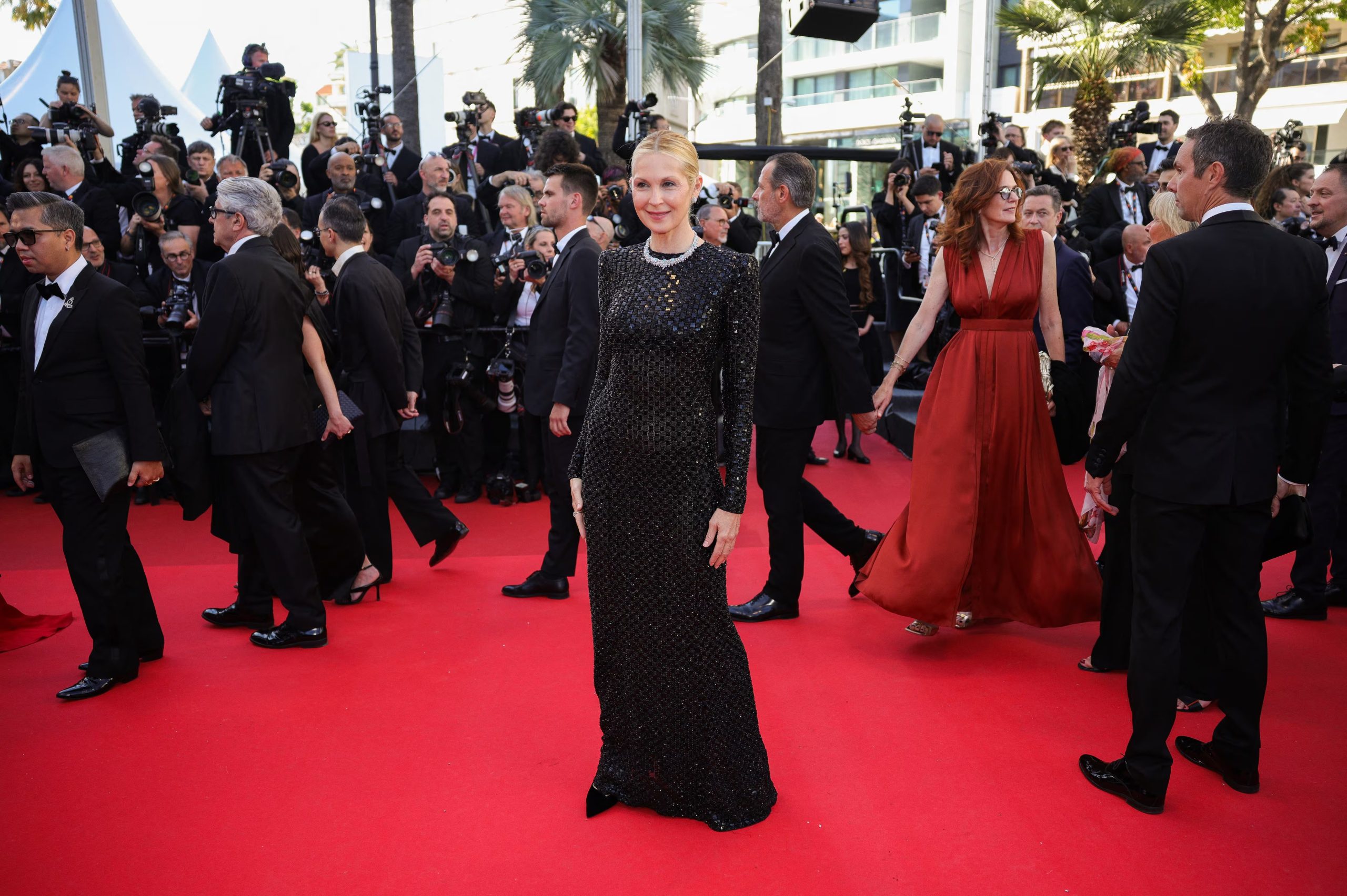 Kelly Rutherford optó por un vestido largo negro de manga larga con textura de lentejuelas, luciendo el cabello recogido en moño bajo y un collar de perlas