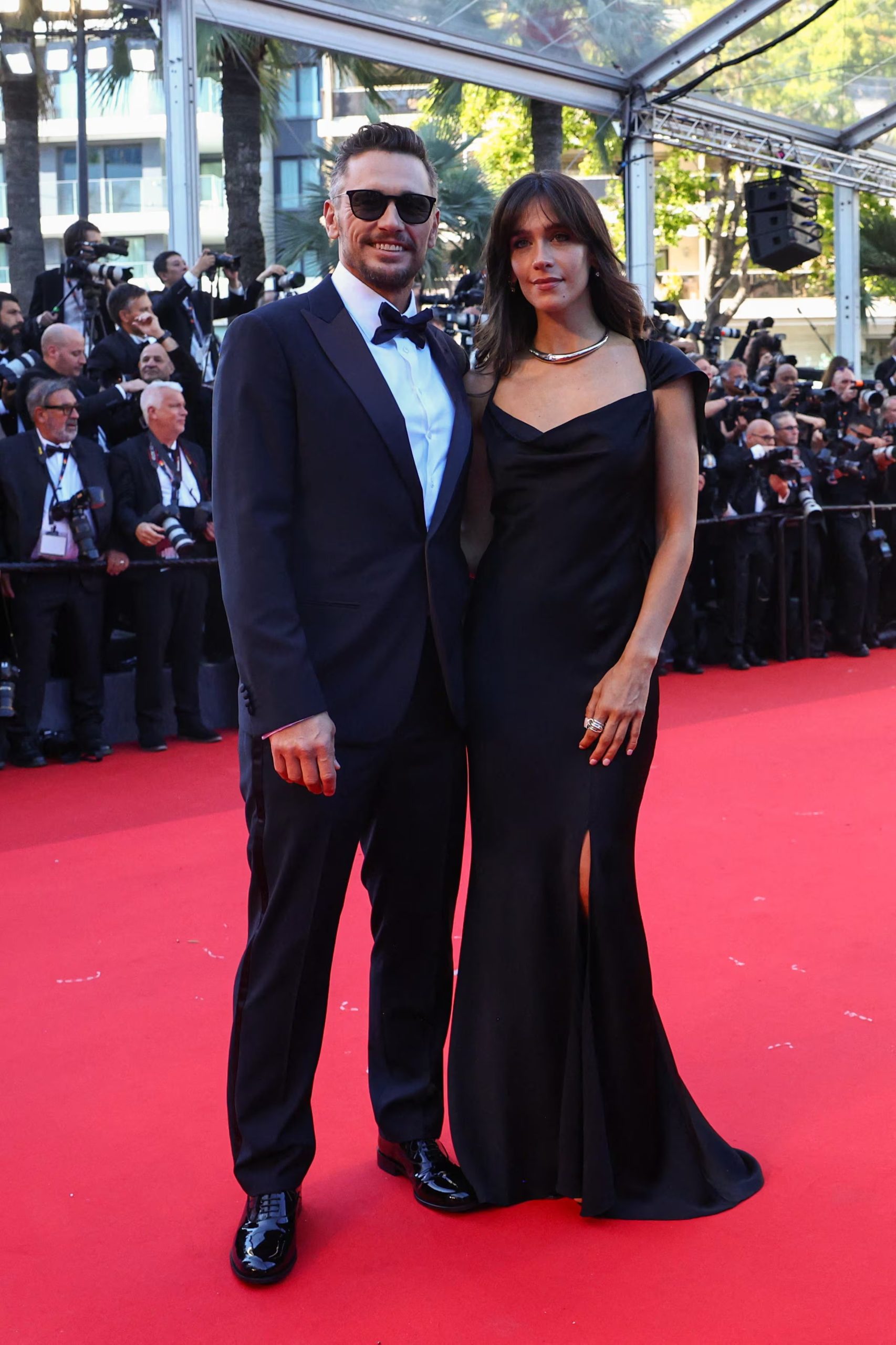 Izabel Pakzad lució un vestido negro con escote asimétrico y abertura lateral, mientras James Franco apostó por un esmoquin clásico