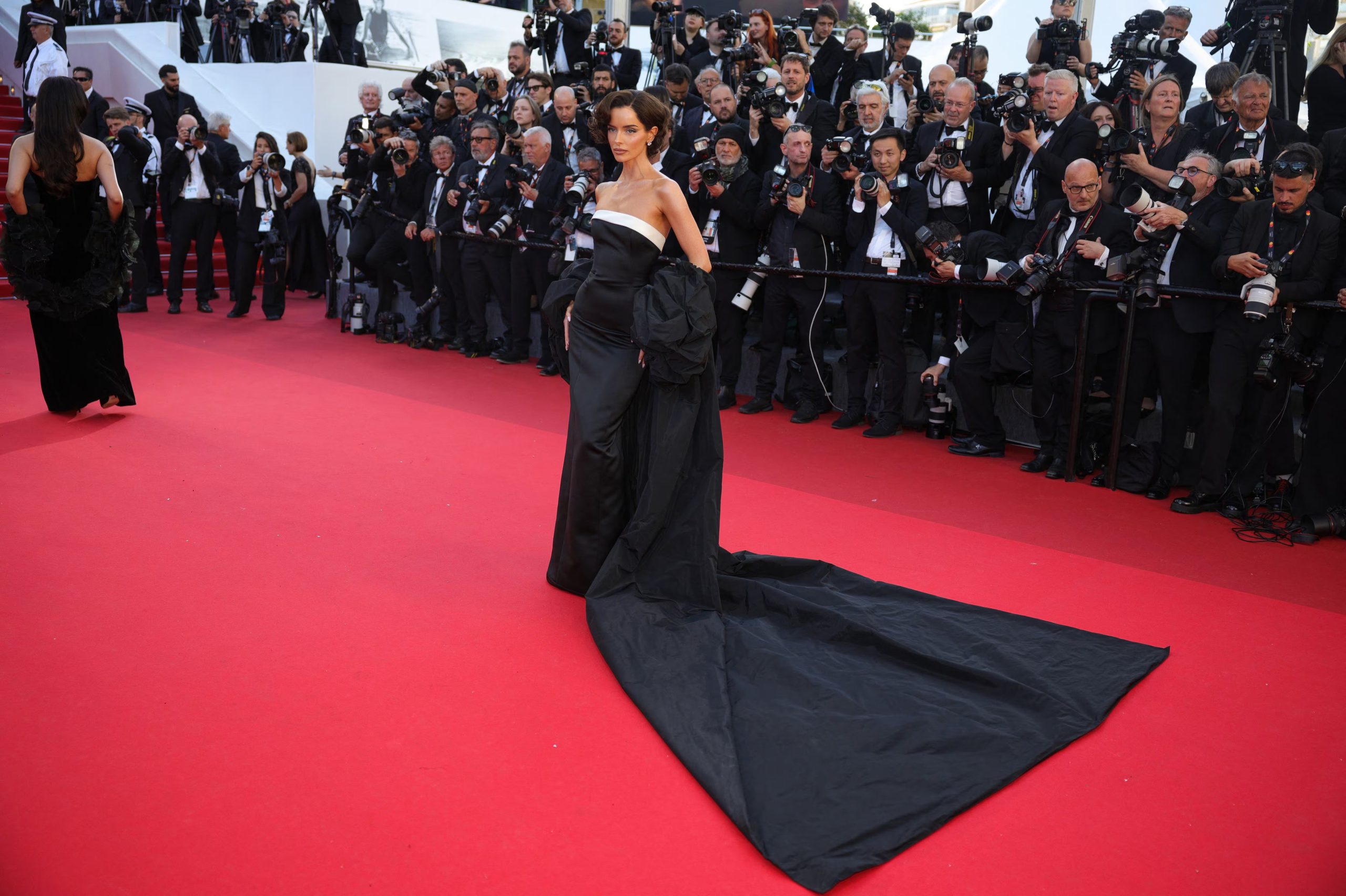 Maura Higgins deslumbró con un vestido negro ajustado de escote palabra de honor y amplia cola