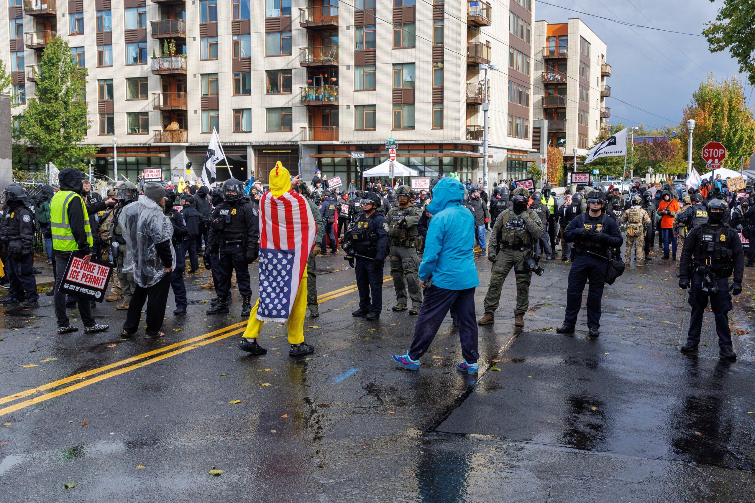 Federal officers line up as people take part in a protest organized by Portland Contra Deportaciones, at the Immigration and Customs Enforcement (ICE) facility in Portland, Oregon, U.S., October 25, 2025. REUTERS/John Rudoff