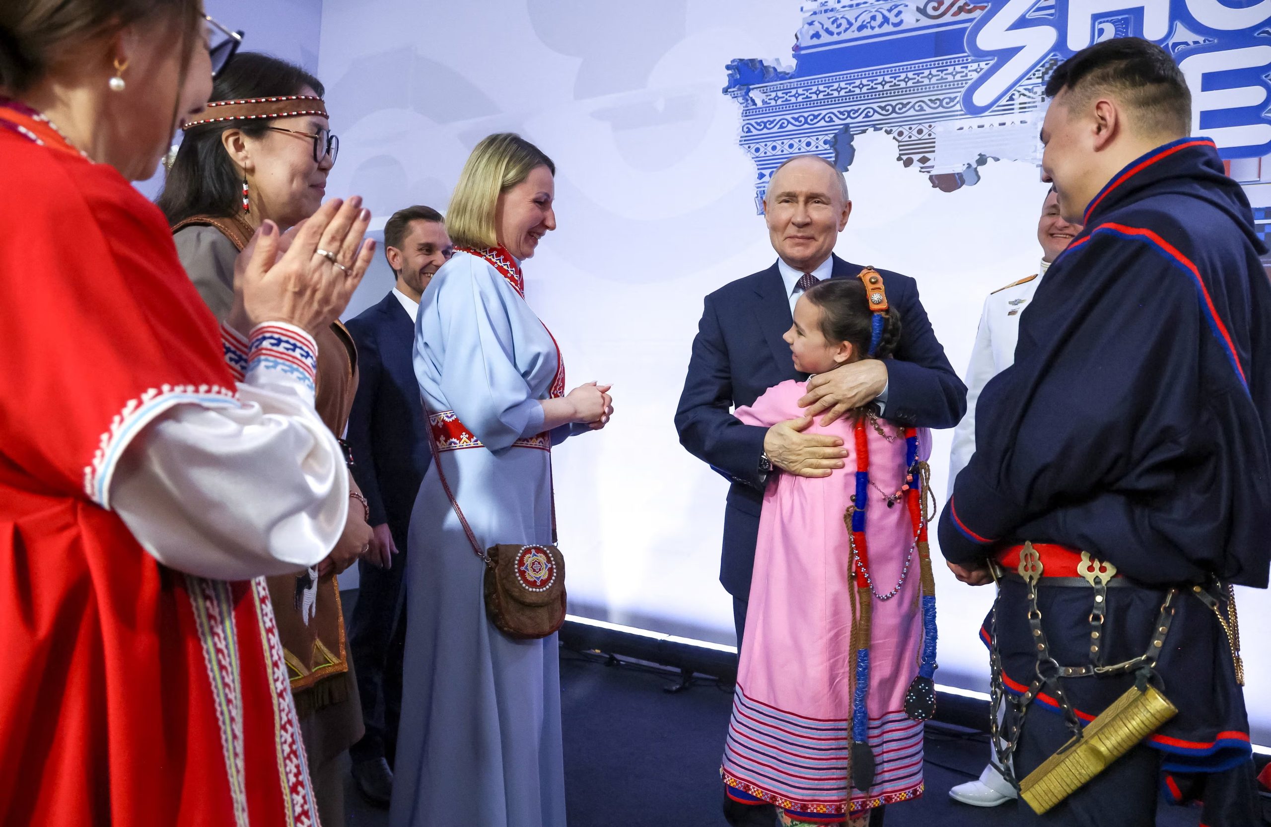 El jefe de estado ruso, Vladímir Putin, se reúne con representantes de los pueblos indígenas de Rusia en el maratón educativo Znaniye.Pervye en Moscú, Rusia, el 30 de abril de 2026 (Reuters)