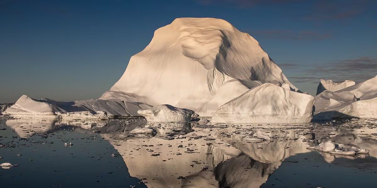 Algunos icebergs del Fiordo de Ilulissat alcanzan alturas de hasta un kilómetro y pueden permanecer varados en zonas poco profundas durante años (Wikimedia Commons)